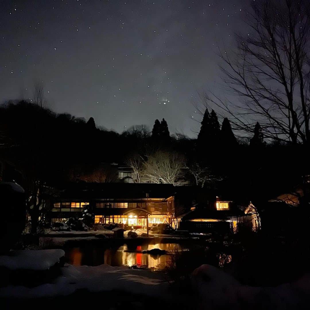 林信行さんのインスタグラム写真 - (林信行Instagram)「#iPhone12ProMax keeps surprising me.  All these photos are shot handheld (10sec night mode). Silly me forgot to bring tripod 😩　#shotoniPhone12ProMax   #iPhone12ProMax への驚きが止まらない。そして三脚持ってこなかったことをこれほど後悔したことない。すべて手持ちナイトモード10秒で息を止めて撮影。 One of the #denebStories  at #tsutaonsenryokan #Aomori  #蔦温泉旅館  真っ暗な沼に向かう途中、旅館の前で星を見ていた女性2人と話になり、結局、その母娘と一緒に再びの沼へ。何かあったら責任重大と心配してたけど、仙台在住の人で雪歩きは慣れたものだった。ものすごく感動してくれてこちらも嬉しかった😉」11月12日 0時11分 - nobihaya