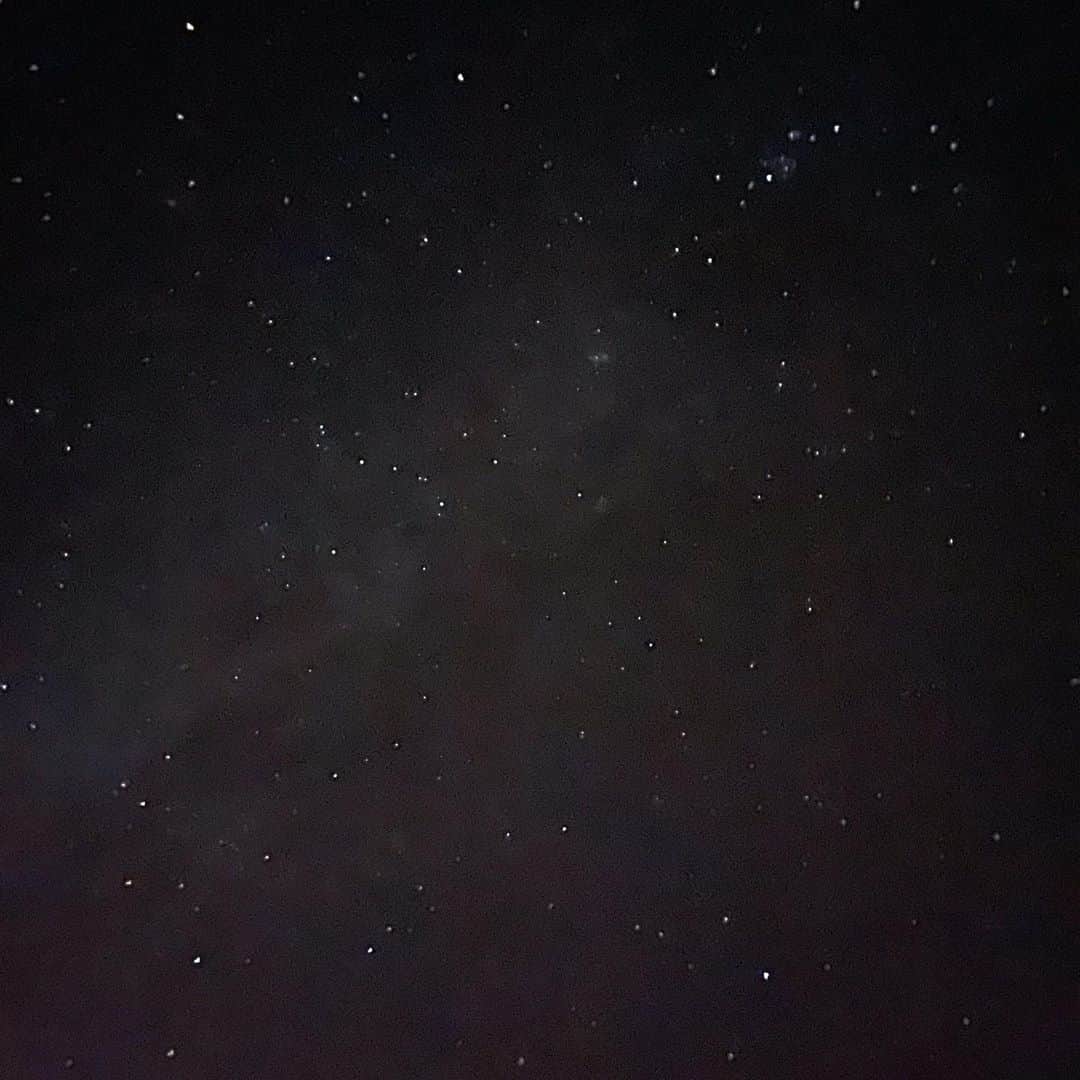 林信行さんのインスタグラム写真 - (林信行Instagram)「#iPhone12ProMax keeps surprising me.  All these photos are shot handheld (10sec night mode). Silly me forgot to bring tripod 😩　#shotoniPhone12ProMax   #iPhone12ProMax への驚きが止まらない。そして三脚持ってこなかったことをこれほど後悔したことない。すべて手持ちナイトモード10秒で息を止めて撮影。 One of the #denebStories  at #tsutaonsenryokan #Aomori  #蔦温泉旅館  真っ暗な沼に向かう途中、旅館の前で星を見ていた女性2人と話になり、結局、その母娘と一緒に再びの沼へ。何かあったら責任重大と心配してたけど、仙台在住の人で雪歩きは慣れたものだった。ものすごく感動してくれてこちらも嬉しかった😉」11月12日 0時11分 - nobihaya