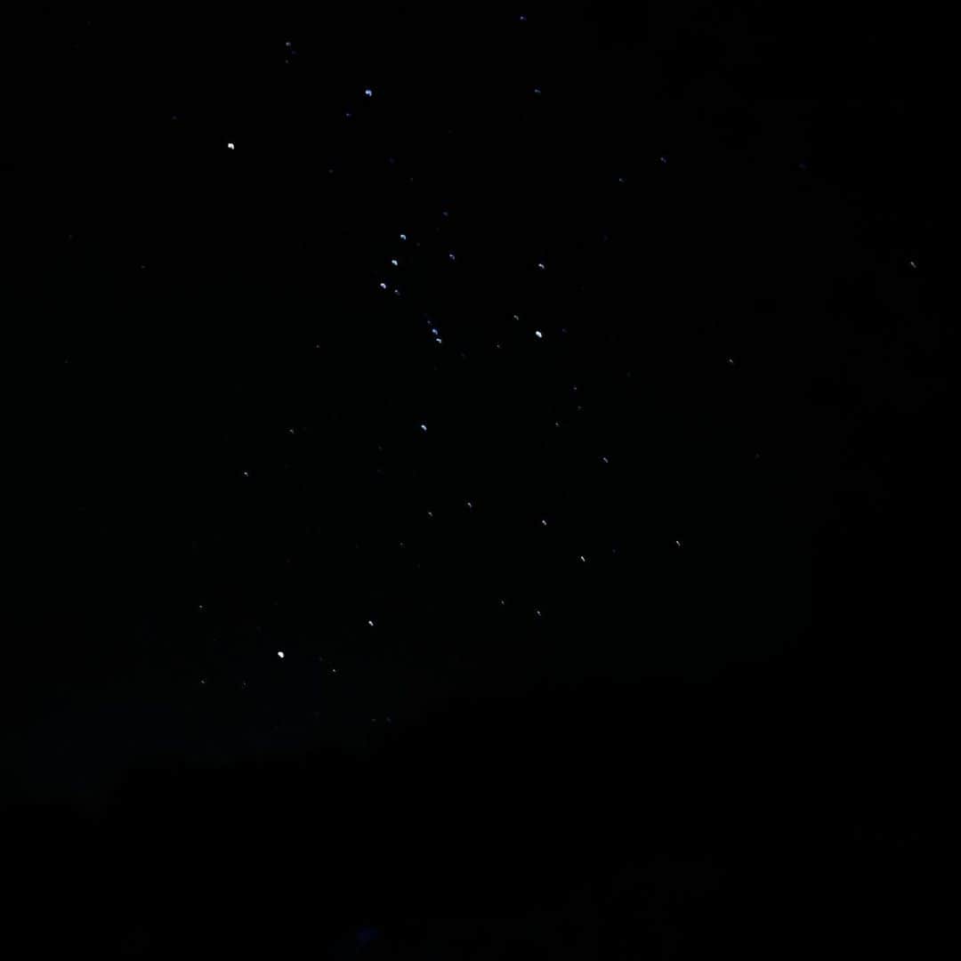 林信行さんのインスタグラム写真 - (林信行Instagram)「#iPhone12ProMax keeps surprising me.  All these photos are shot handheld (10sec night mode). Silly me forgot to bring tripod 😩　#shotoniPhone12ProMax   #iPhone12ProMax への驚きが止まらない。そして三脚持ってこなかったことをこれほど後悔したことない。すべて手持ちナイトモード10秒で息を止めて撮影。 One of the #denebStories  at #tsutaonsenryokan #Aomori  #蔦温泉旅館  真っ暗な沼に向かう途中、旅館の前で星を見ていた女性2人と話になり、結局、その母娘と一緒に再びの沼へ。何かあったら責任重大と心配してたけど、仙台在住の人で雪歩きは慣れたものだった。ものすごく感動してくれてこちらも嬉しかった😉」11月12日 0時11分 - nobihaya