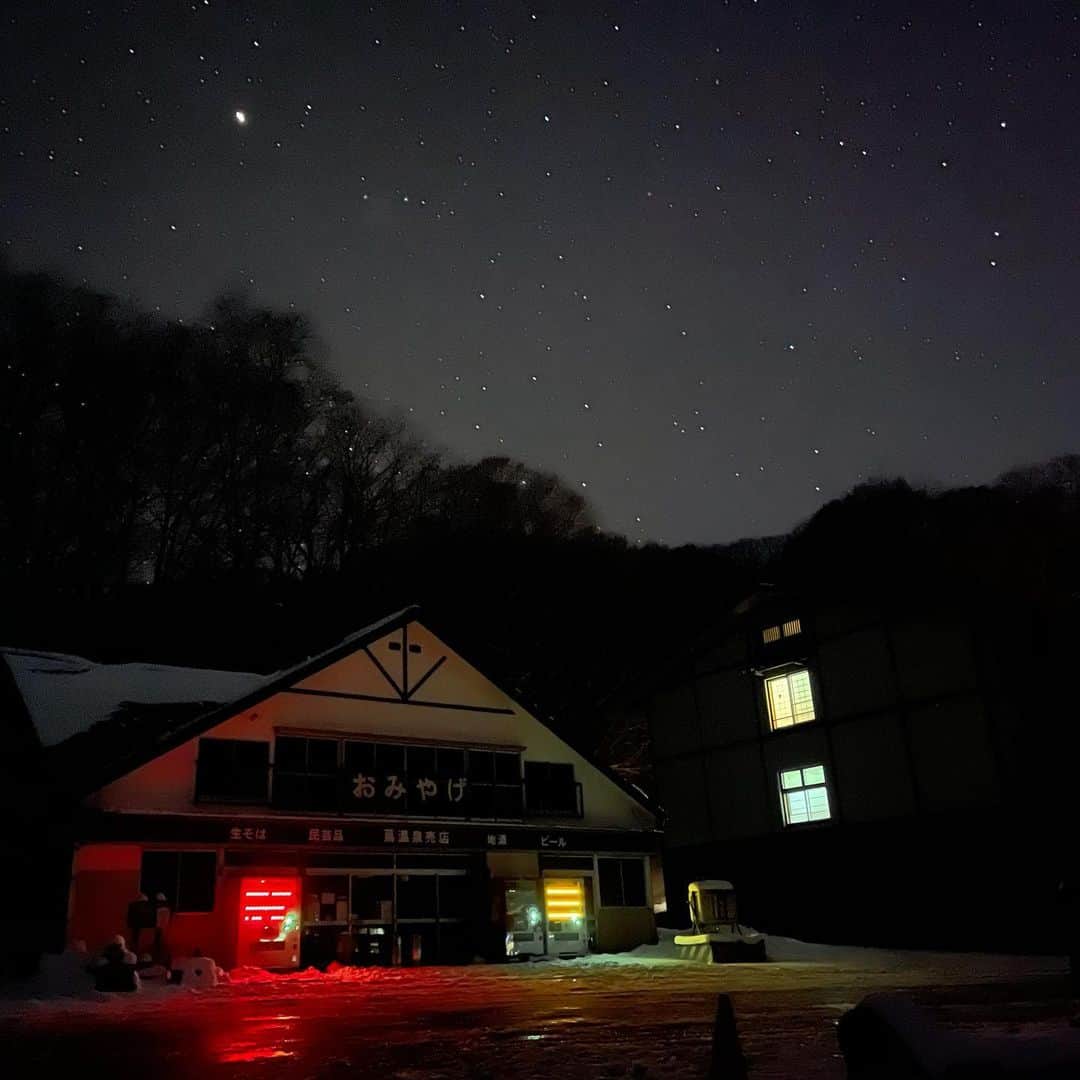 林信行さんのインスタグラム写真 - (林信行Instagram)「#iPhone12ProMax keeps surprising me.  All these photos are shot handheld (10sec night mode). Silly me forgot to bring tripod 😩　#shotoniPhone12ProMax   #iPhone12ProMax への驚きが止まらない。そして三脚持ってこなかったことをこれほど後悔したことない。すべて手持ちナイトモード10秒で息を止めて撮影。 One of the #denebStories  at #tsutaonsenryokan #Aomori  #蔦温泉旅館  真っ暗な沼に向かう途中、旅館の前で星を見ていた女性2人と話になり、結局、その母娘と一緒に再びの沼へ。何かあったら責任重大と心配してたけど、仙台在住の人で雪歩きは慣れたものだった。ものすごく感動してくれてこちらも嬉しかった😉」11月12日 0時11分 - nobihaya