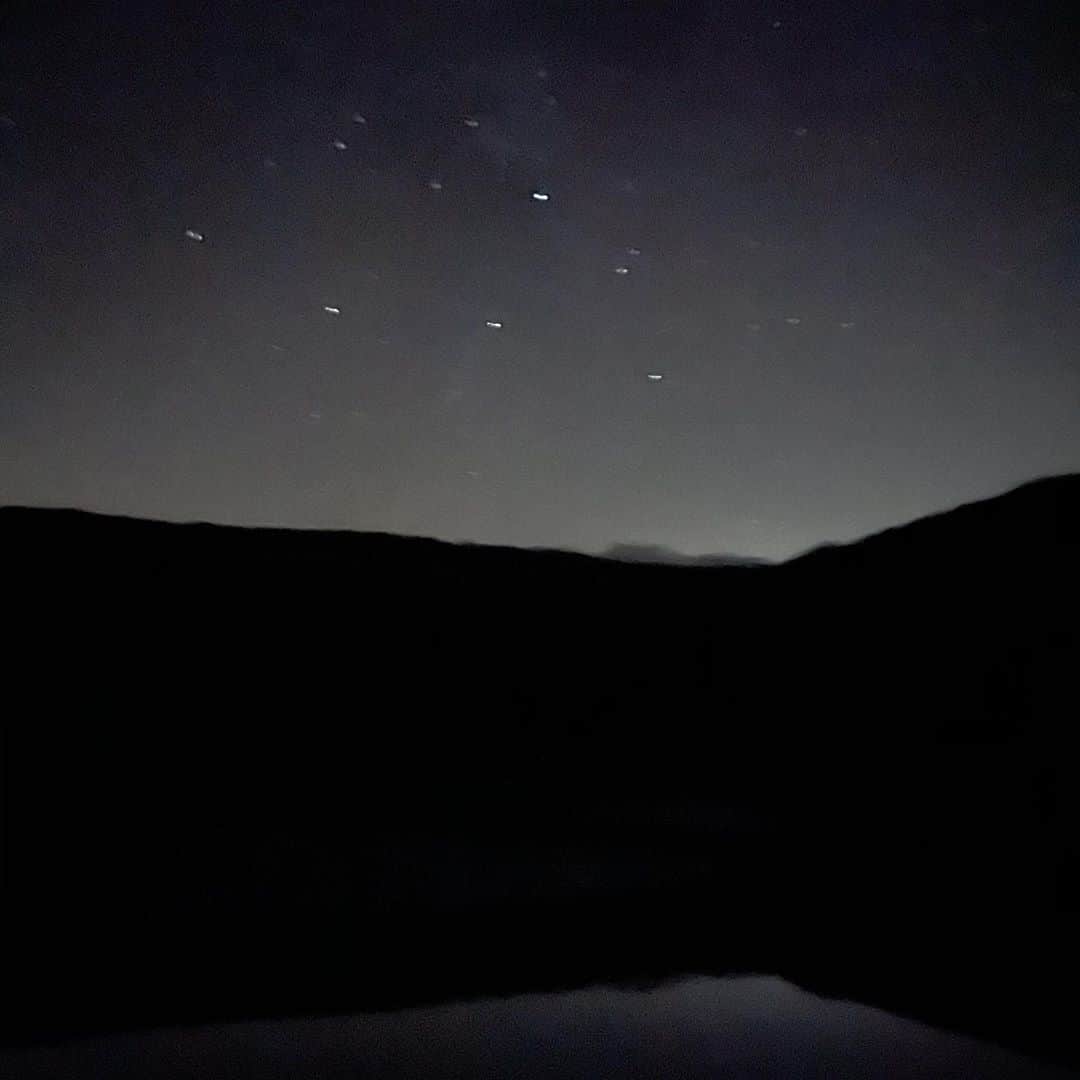 林信行さんのインスタグラム写真 - (林信行Instagram)「#iPhone12ProMax keeps surprising me.  All these photos are shot handheld (10sec night mode). Silly me forgot to bring tripod 😩　#shotoniPhone12ProMax   #iPhone12ProMax への驚きが止まらない。そして三脚持ってこなかったことをこれほど後悔したことない。すべて手持ちナイトモード10秒で息を止めて撮影。 One of the #denebStories  at #tsutaonsenryokan #Aomori  #蔦温泉旅館  真っ暗な沼に向かう途中、旅館の前で星を見ていた女性2人と話になり、結局、その母娘と一緒に再びの沼へ。何かあったら責任重大と心配してたけど、仙台在住の人で雪歩きは慣れたものだった。ものすごく感動してくれてこちらも嬉しかった😉」11月12日 0時11分 - nobihaya