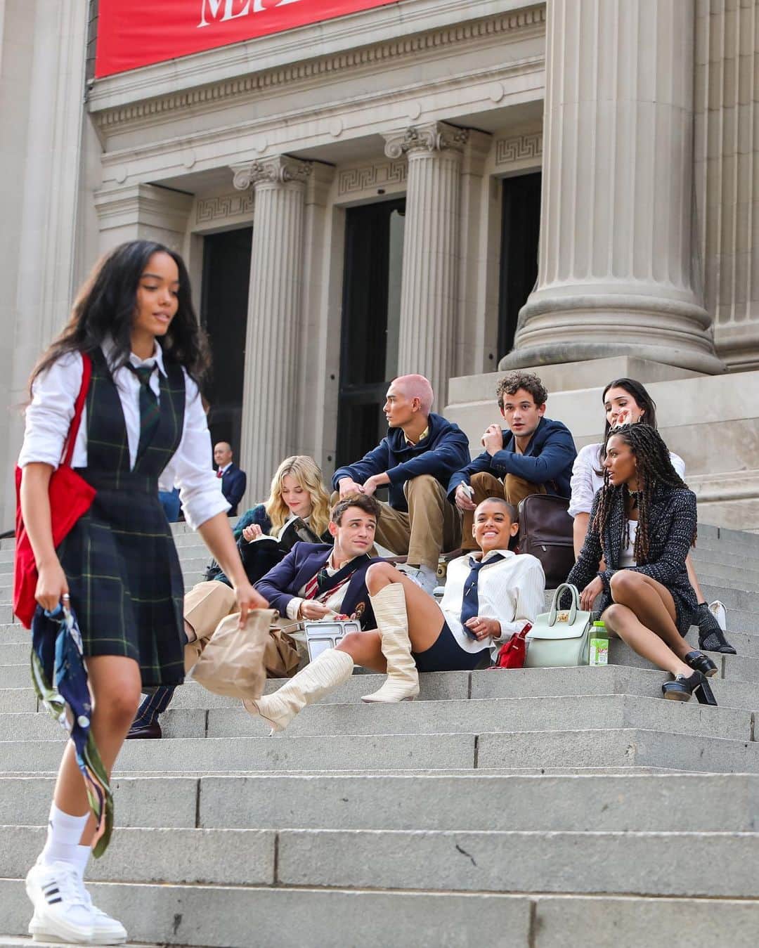 ELLE Magazineさんのインスタグラム写真 - (ELLE MagazineInstagram)「Spotted: The new #GossipGirl cast on the steps of the Met—and something tells us we have the next Little J on our hands... Click the link in bio to see all the photos. XOXO!」11月12日 0時10分 - elleusa