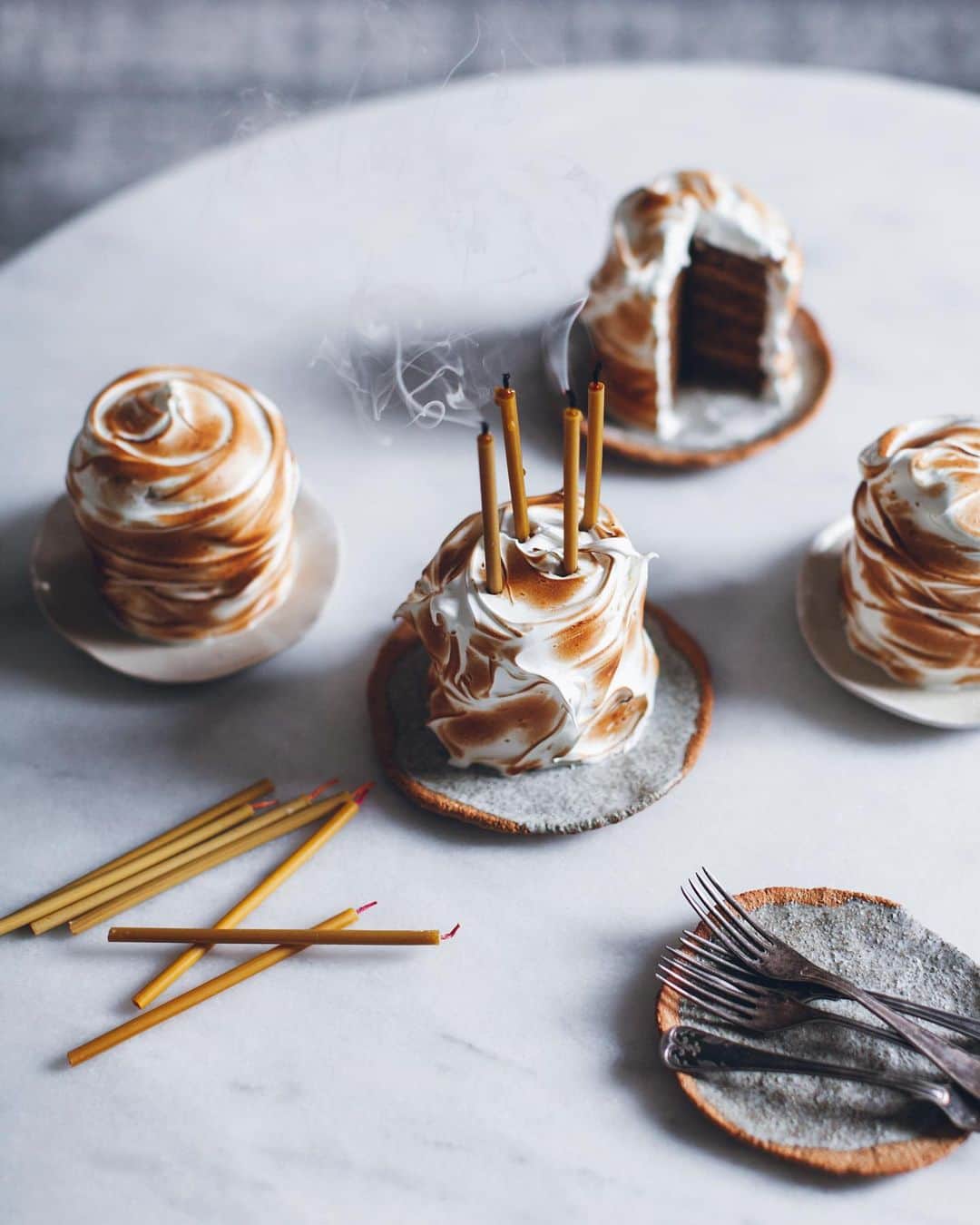 Linda Lomelinoのインスタグラム：「Currently working on new blogposts and videos for YouTube, and some exciting freelance projects. In the meantime, you can find this post from a few years ago on the blog! Mini pumpkin cakes with caramel pastry cream and toasted lemon meringue frosting 🤤 Link in profile. By the way, what are you all watching these days? I need some new Netflix/HBO recommendations!」