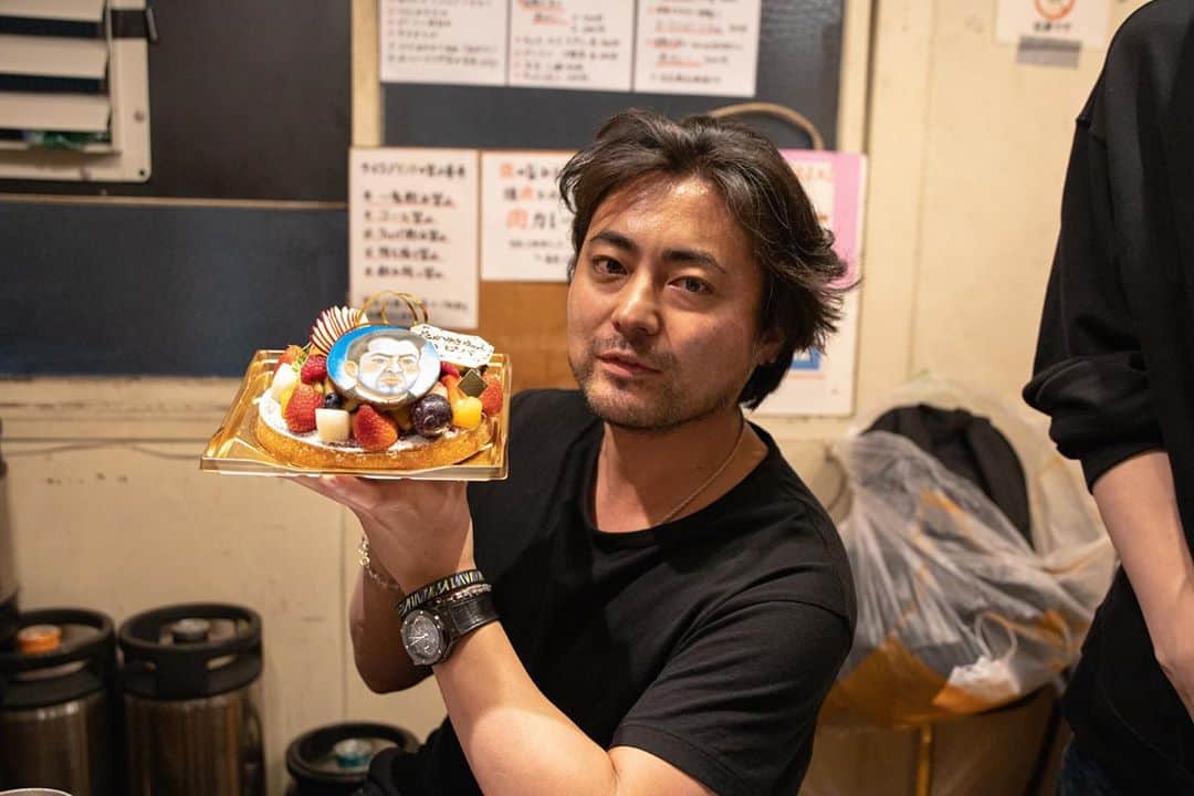 大川竜弥のインスタグラム：「山田さんの誕生日をお祝いしました。美味しい焼き肉を食べたあと、サプライズのケーキ登場。インスタのアイコンでデコレーションしてみました。多分、喜んでくれたと思います。 #たかゆきちゃんハピバ」