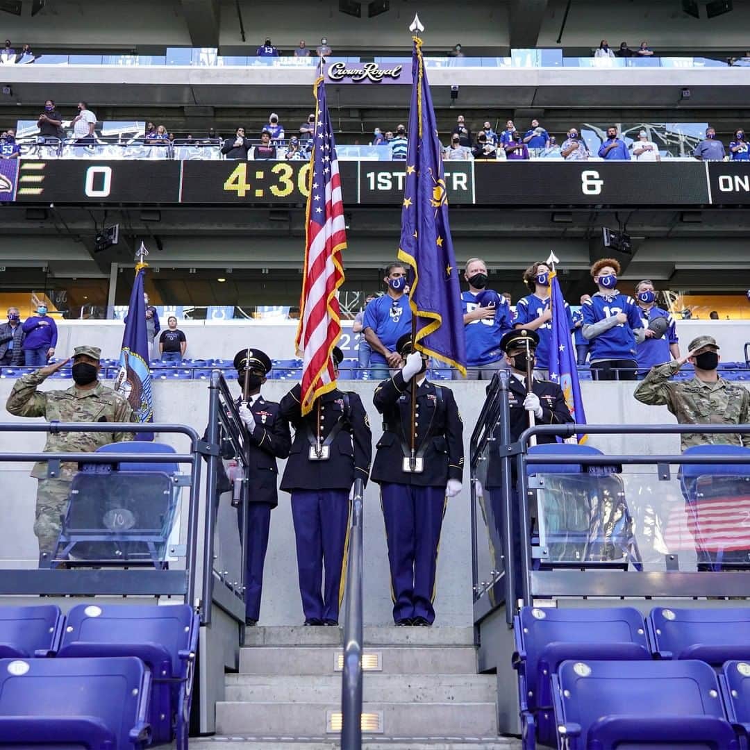 NFLさんのインスタグラム写真 - (NFLInstagram)「The NFL, its clubs and players thank those who have served our country. This Veterans Day, we Salute you. #SaluteToService NFL.com/Salute.  📷: AP」11月12日 0時18分 - nfl