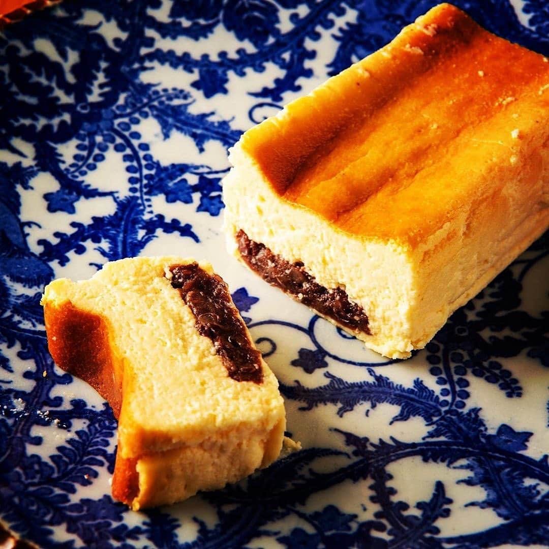 SHUHEI.Kさんのインスタグラム写真 - (SHUHEI.KInstagram)「やっと食べれた！ あんこチーズケーキ！！ 最強の焼鳥屋さん“とり口”でお目当てのあんこチーズケーキと焼鳥弁当を食後のお土産に。 一本丸ごと食べてしまいそう…」11月12日 0時22分 - kamishu14