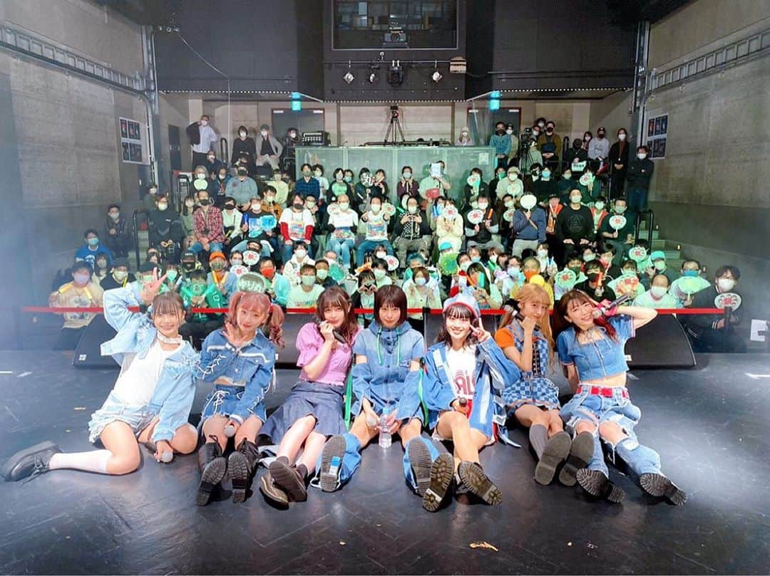 ぱいぱいでか美のインスタグラム：「APOKALIPPPS初ワンマンありがとうございました！ ꙳ #APOKALIPPPS #アポカリ初ワンマン #ぱいぱいでか美 #西井万理那 #宇佐蔵べに #仲瀬みあら #ゑりかちゃんべいびー #平野友里 #あいうえまし子 #渋谷WWW ꙳ 楽しかったーーーー！！！！ ちゃんとがっつりブログ書きたいなと思ってるので 今日はひとまず投稿〜。 ほんと楽しかった。ありがとうございました。 やたら意味のないところに穴が開いている かっけーデニムが新衣装なので笑 それもまた改めてインスタに載せます❤︎ APOKALIPPPSラブ！お前たちもラブ！」