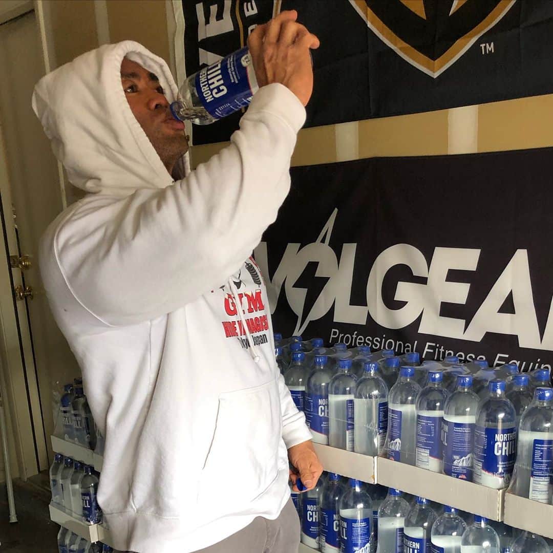 Hidetada Yamagishiさんのインスタグラム写真 - (Hidetada YamagishiInstagram)「Hydrate better. Perform better.  Northern Chill @drinkchillh2o The OFFICIAL water of the Olympia.  -Alkaline straight from nature -Never processed -Naturally occurring electrolytes and minerals -Smooth, clean, satiny flavor.  #northernchill #americaswater #chillinit #workplayhydrate」11月12日 0時26分 - hideyamagishi