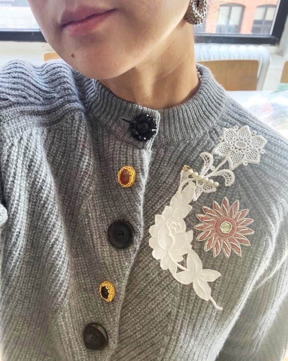 デミリーさんのインスタグラム写真 - (デミリーInstagram)「One of my favorites of our One-Of-A-Kind Cardigan Japan exclusive ☺️🇯🇵🤍 #handmade #handsewn #cashmere #artisan #applique #buttons #vintage #embellishments」11月12日 0時26分 - demyleeny