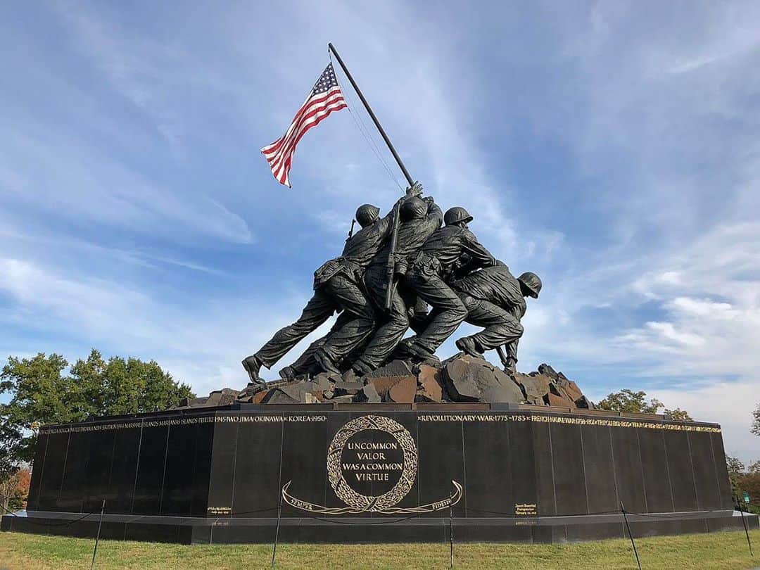 ビリー・レイ・サイラスのインスタグラム：「Today and every day we recognize and thank our veterans for their service and sacrifice. #VeteransDay #SomeGaveAll」