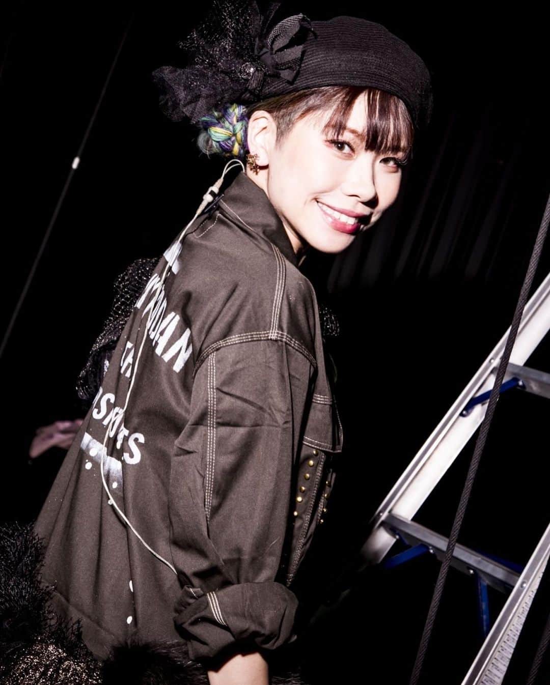 ichigoのインスタグラム：「配信ライブの衣装はツナギ〜！！ かっこいいでしょ〜めちゃお気に入り🥰🥰  背中のステンシルは　@tsutomu_moriya  さんに作ってもらったよ！cool！  ディッキーズのツナギに自分でスタッズをつけて、レースや毛皮を組み合わせた飾りをつけたよ☻ DIYたのしかった！！ わたしはお裁縫が絶望的にできないのでデザインだけして縫い付けるのはまりちゃんにしてもろた笑  お腹が大きくなっててドレスを着れなかったのは残念だったんだけど それならいつもはやらないスタイルしよーってそれも楽しめた☻ どうだったかな〜🦍🦍🦍🦍  photo/ @_p_ayami_」