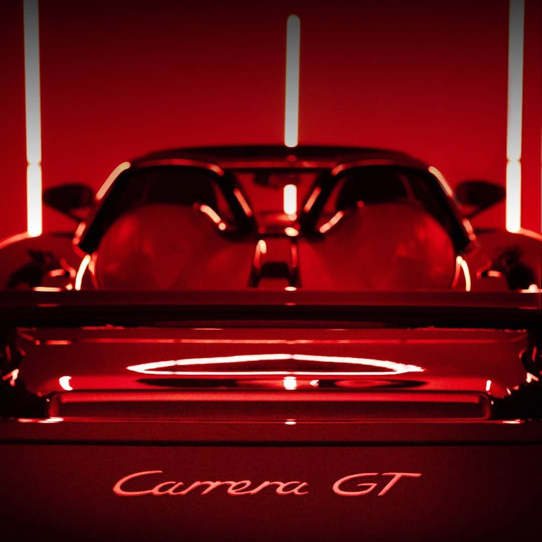 Porscheさんのインスタグラム写真 - (PorscheInstagram)「The Porsche Carrera GT is one of the most desirable models ever built. In the new #PorscheTop5 episode, we take a look at the highlights of this true super sports car. Head to our link in bio to watch the full episode.」11月12日 0時32分 - porsche