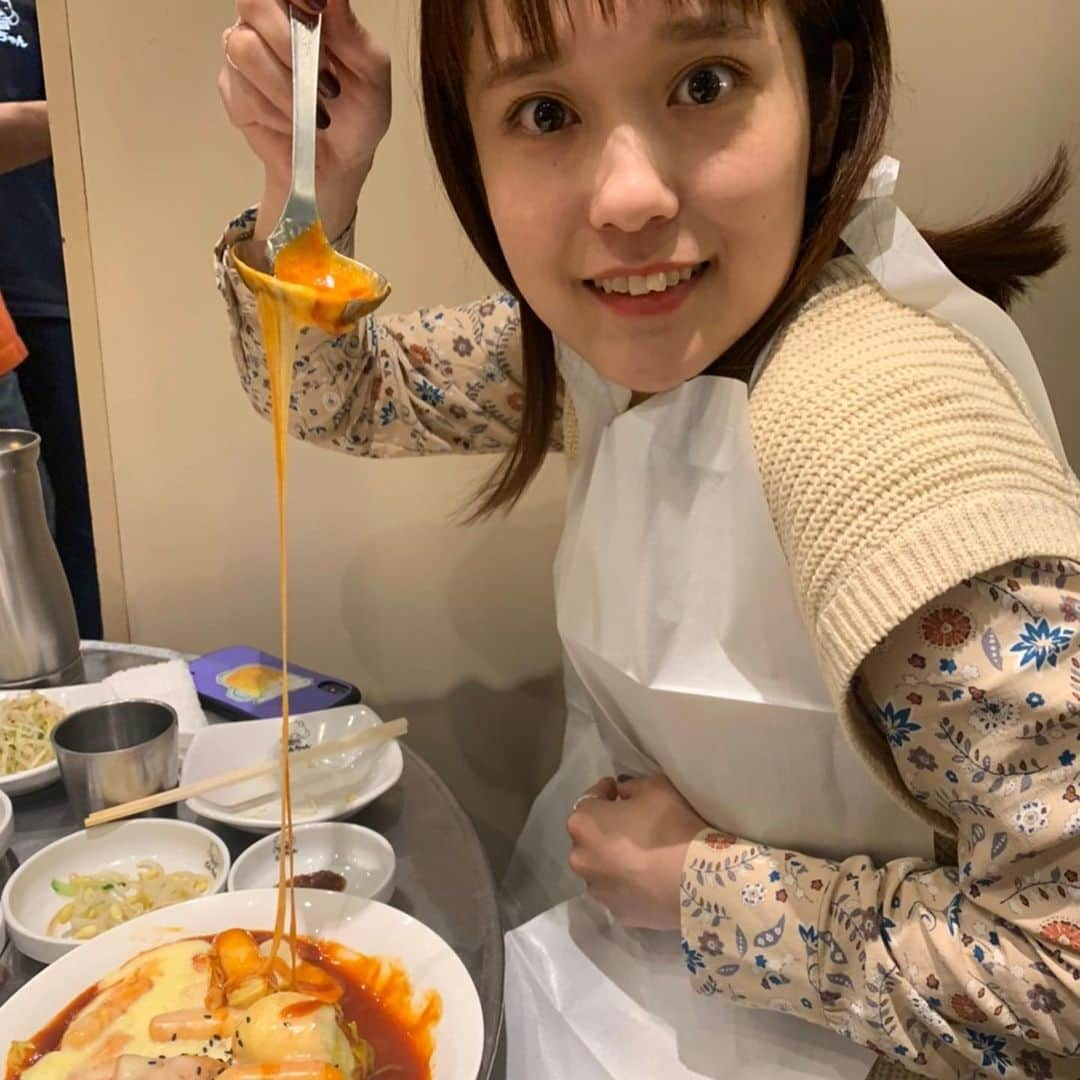 ゆうりさんのインスタグラム写真 - (ゆうりInstagram)「・ 愛しのサムギョプサルは 週1以上で食べてる最近♡ ・ ・ 退勤後は仲良し同期と 仲良く爆食いして なんか甘いもの食べたいねー なんて言って マックでくっちゃべる。。w ・ ・ たらればだったり 妄想だったり 愚痴だったり こうやって身近な人と 身近なことを喋るって とてつもなく大事で 大切な時間だと思うのだ✌︎ ありがとうだよ〜♡ ・ ・ 本日のコーデ ▶︎ベスト UNIQLO ▶︎シャツ UNIQLO ▶︎パンツ UNIQLO ▶︎パンプス GU ▶︎リング H&M (なんてコスパの神なの？) ・ ・ ・ #1枚目の写真顔でかくね？ #渋谷とんちゃん #サムギョプサル #チーズトッポッキ #韓国料理 #韓国料理は食べても本当に太らない #まじでこれは #今のむちっとしたボディを生かしたお色気ボディを目指そうって誓った日 #前歯 #乾燥やばい #風邪には気をつけて #コロナにはもう十分気をつけてるだろうからもう言わないよ！w」11月12日 0時33分 - i_am_yuurich