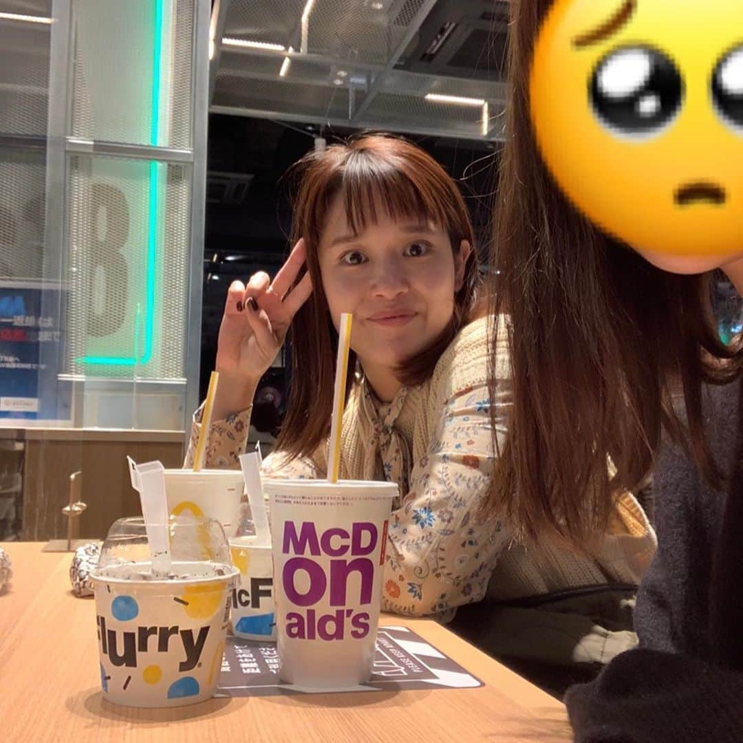 ゆうりさんのインスタグラム写真 - (ゆうりInstagram)「・ 愛しのサムギョプサルは 週1以上で食べてる最近♡ ・ ・ 退勤後は仲良し同期と 仲良く爆食いして なんか甘いもの食べたいねー なんて言って マックでくっちゃべる。。w ・ ・ たらればだったり 妄想だったり 愚痴だったり こうやって身近な人と 身近なことを喋るって とてつもなく大事で 大切な時間だと思うのだ✌︎ ありがとうだよ〜♡ ・ ・ 本日のコーデ ▶︎ベスト UNIQLO ▶︎シャツ UNIQLO ▶︎パンツ UNIQLO ▶︎パンプス GU ▶︎リング H&M (なんてコスパの神なの？) ・ ・ ・ #1枚目の写真顔でかくね？ #渋谷とんちゃん #サムギョプサル #チーズトッポッキ #韓国料理 #韓国料理は食べても本当に太らない #まじでこれは #今のむちっとしたボディを生かしたお色気ボディを目指そうって誓った日 #前歯 #乾燥やばい #風邪には気をつけて #コロナにはもう十分気をつけてるだろうからもう言わないよ！w」11月12日 0時33分 - i_am_yuurich