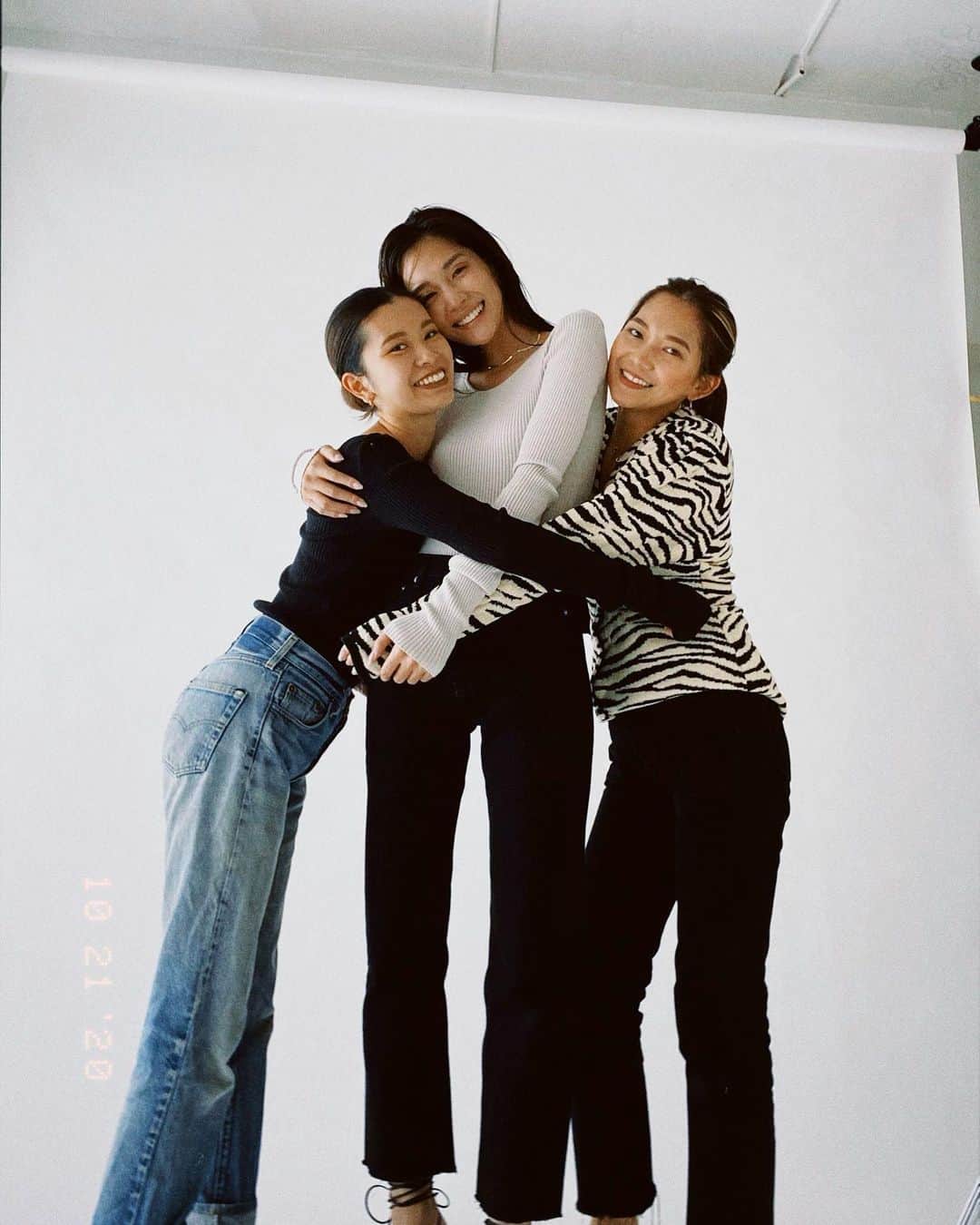 山崎まきこのインスタグラム：「off shot🤍 私たちより5つも年下なのに素敵すぎるよね😽」