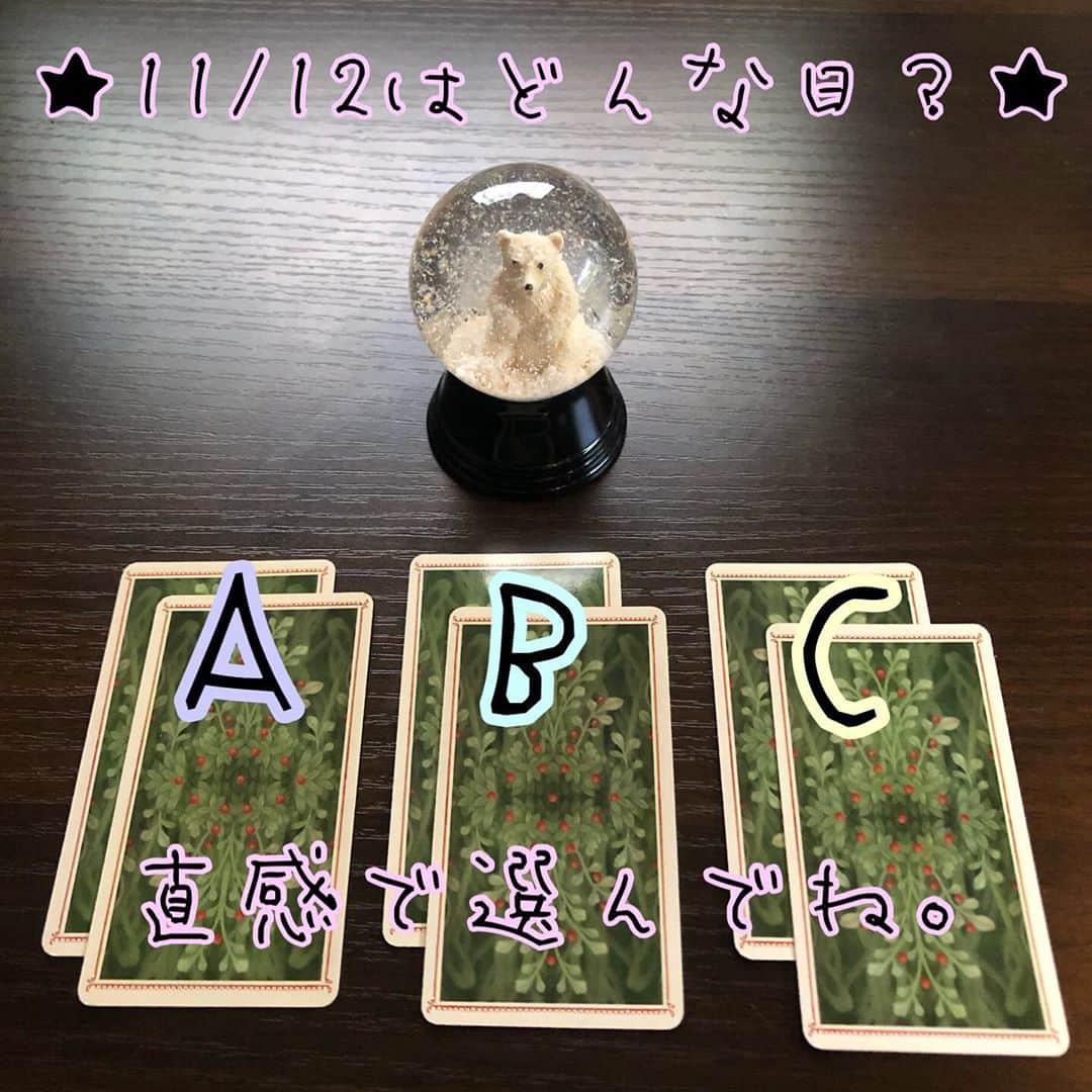 白珠イチゴのインスタグラム：「★11/12はどんな日？★ 直感で選んでください。 . . . . . . . . . . . . . . . ★結果★ . Ａを選んだ方。 逃げ出したいのに逃げ出せない。 そんな恐怖心が心を支配してしまい、非常に心掛けて波立っていてます。 もう投げ出したい気持ちでいっぱいに。 でも、そんな気持ちのせいなのか強制的に休むことになりそうです。 焦らなくても、たまには休むことも必要。 無理はしないで、今日くらいはゆっくり休みましょう。 . Ｂを選んだ方。 まじめにストイックに考えているのですが、いまいち結果に出せません。 どこか、緊張しすぎているのかもしれません。 もう少しライトに考えて、周囲の人たちに合わせてみてください。 まじめにできているあなただからこそ、このアドバイスなんですよ。 . Ｃを選んだ方。 夢から醒めて現実を突きつけられ、ちょっとがっかりしてしまいそう。 でも、これはあなたにとってちゃんと見なければいけない現実なんです。 もう迷うのはやめて、具体的に今後のことを考えていきましょう。 . ★今日も一日、事故の無いよう元気に頑張りましょう★  #明日の運勢 #タロット #タロット占い  #タロットカード #タロットリーディング #無料占い #占い  #占い無料  #あしたの運勢  #nicolettaceccoli  #ニコレッタチェッコリタロット #占い芸人  #吉本芸人 #吉本  #三択占い #若手芸人 #女芸人 #仕事運 #恋愛運 #金運 #好きな人 #片想い #独身 #開運 #未来 #幸せ #恋愛相談 #人生相談 #占い好きな人と繋がりたい」