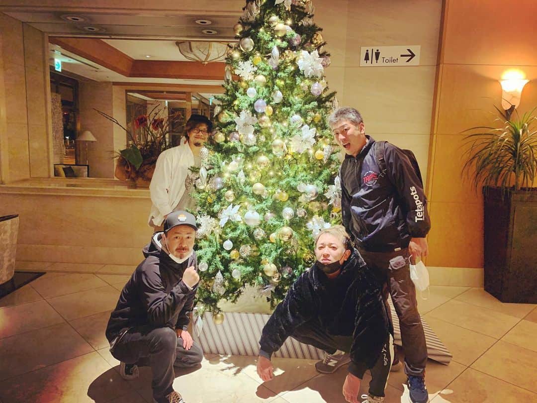 こーいちのインスタグラム：「松山無事終了。 来てくれたみんなありがとやで。 そして幡再からの差し入れみかん美味しかったし兄貴は相変わらず兄貴でした。 ほなまたね。  #メリークリスマス」