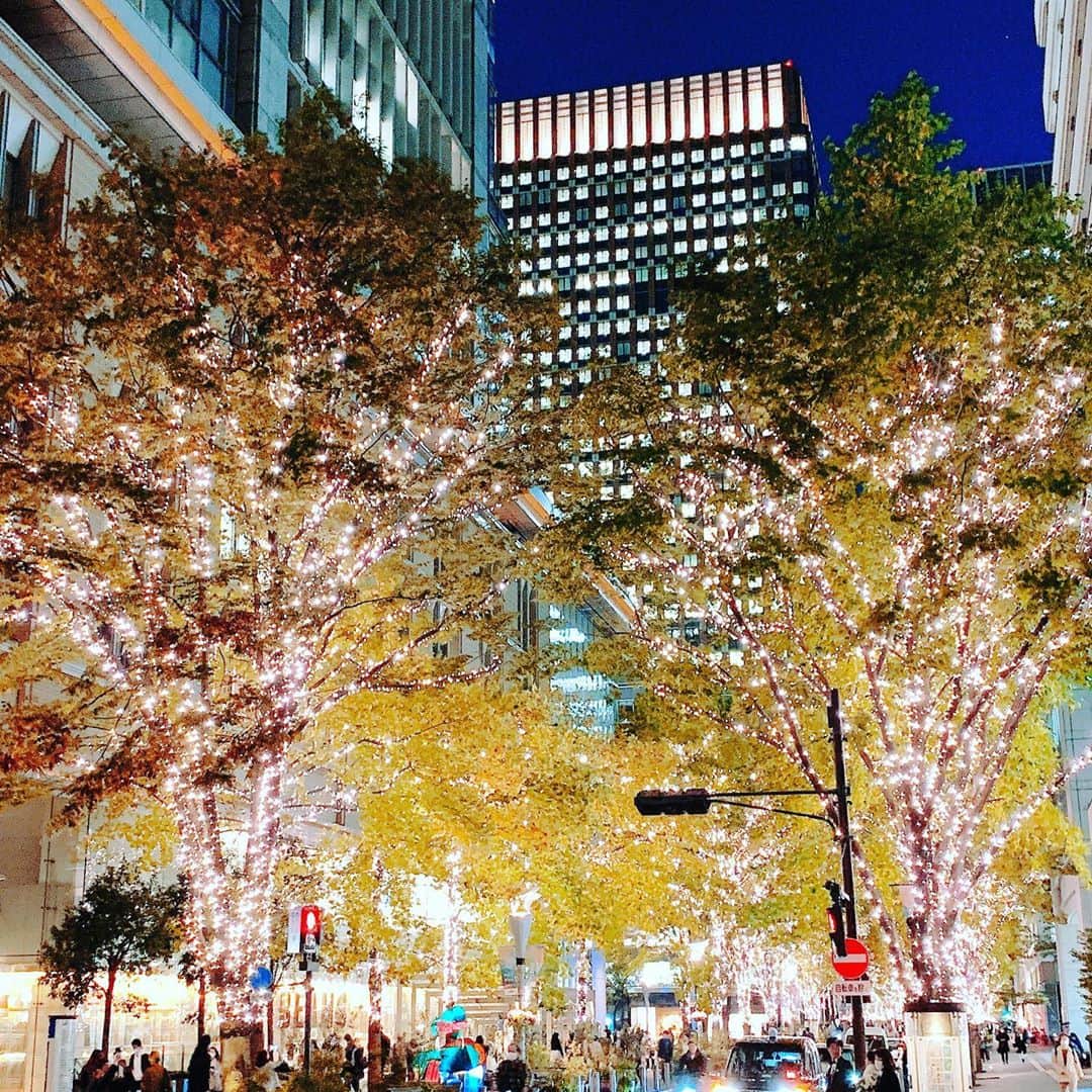 中江有里さんのインスタグラム写真 - (中江有里Instagram)「旅行や出張以外で東京駅に来るのは稀で、待ち合わせまで時間があったので、丸の内のイルミネーションを見物。 目が覚めるキラキラ感。お馴染みの冬の光景。 銀杏も色づいてきました。わたしはこっちの方が気になる。  東京駅の外観を、寒空の下でスマホで撮っていると……今日は東京駅をバックに写真を撮る人がやけに多い。 しかもウェディングドレス？ タキシードの新郎とドレスの新婦がポーズして記念写真撮影の真っ最中。 冷たい風の中で撮影するのは1組、ではなく、数えたら5組。  今年は式を挙げたくても叶わない時期が長かったですからね……みんなきっとこんな日を待ち続けたのだと思います。寒い中お疲れ様でした。  撮影隊をしばらく眺めてから、待ち合わせ場所へ。今夜は編集者さんと打ち合わせを兼ねた食事。  お馴染みのアクリル板越しに話すのも慣れてきました。  最後のデザートの皿にはこんな文字。 でも、ありがとうとは？  「予約したときに、サービスでメッセージを入れるというので……書いていただきありがとうございます、という意味です」  こちらこそ書かせていただきありがとうございます。。。」11月12日 0時41分 - yurinbow1226