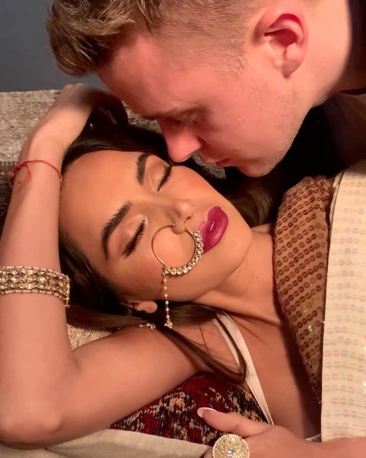 Diipa Büller-Khoslaのインスタグラム：「Recreating the iconic Devdas scene àla #theBullslas style 😜 Filmy and festive- A Pandemic Diwali special. (..wait till end) @olegbuller」