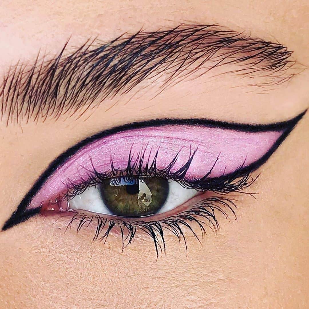 Stila Cosmeticsさんのインスタグラム写真 - (Stila CosmeticsInstagram)「It's #WingedTipWednesday  Sharing a few of our favorite graphic eye liner looks using our iconic #StayAllDay liquid eyeliner. What's your favorite look?  via @leahbaines_mua + @theartistedit」11月12日 1時04分 - stilacosmetics