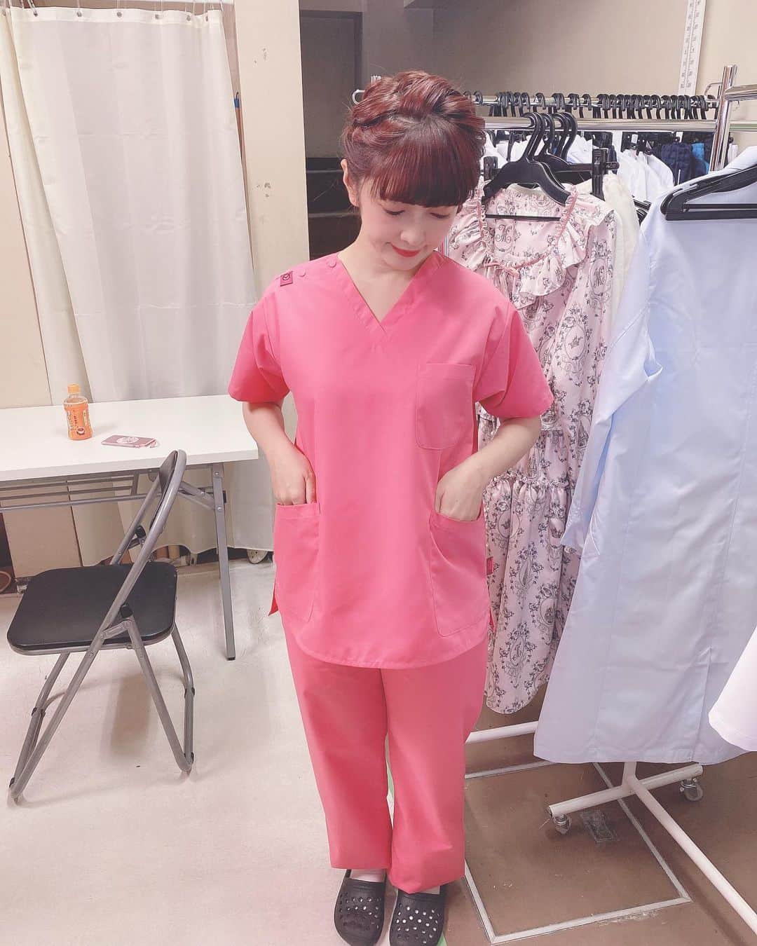 青木美沙子さんのインスタグラム写真 - (青木美沙子Instagram)「ピンクのスクラブカワイイ💓 最近のナース服はスクラブが人気みたいです💉 たしかに動きやすい❣️ ナースのお仕事はハードだからね‼️現役看護師の皆様頑張りましょう♪美沙子も頑張るよ💪 ＃現役看護師」11月12日 0時57分 - misakoaoki