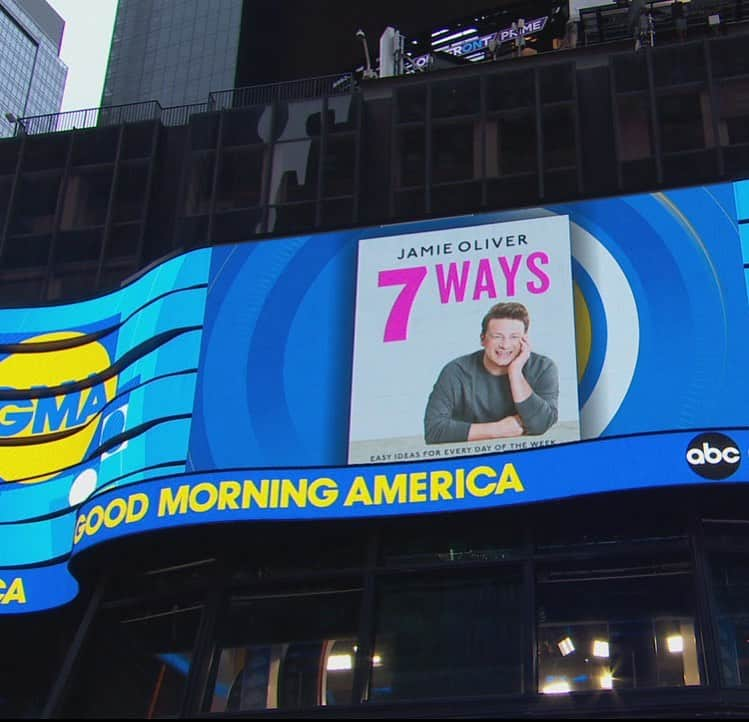 ジェイミー・オリヴァーさんのインスタグラム写真 - (ジェイミー・オリヴァーInstagram)「So cool to see #Jamies7Ways all lit up in Times Square!! 🇺🇸 @goodmorningamerica @flatiron_books」11月12日 0時58分 - jamieoliver