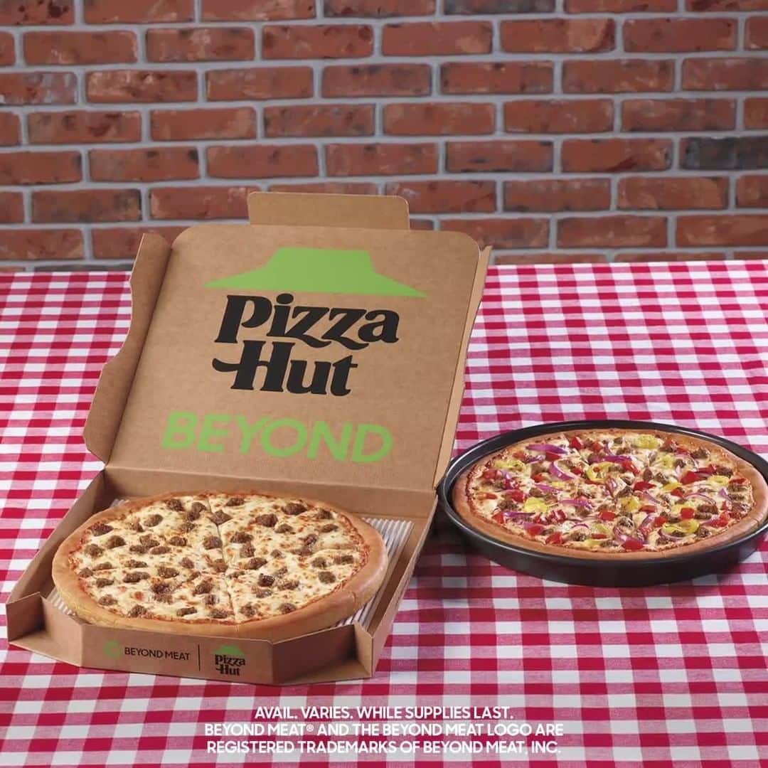 のインスタグラム：「Swipe and you’ll miss it. Get your hands on the NEW Beyond Italian Sausage Pizza. Only at Pizza Hut. 🤗 @BeyondMeat」