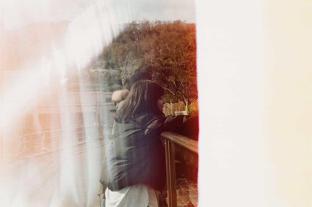 のインスタグラム：「#過去pic  . . . 友達にフィルムカメラで撮影してもらったタカフジ🎞 . . . パンが美味しすぎて🥐 めっちゃ幸せな顔してます笑 . . #熱海 #伊豆 #静岡 #アニマルキングダム #足湯カフェ #bakery & #table #東府や #去年の思い出」
