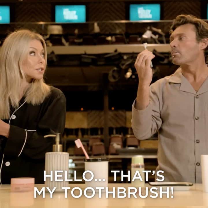 ライアン・シークレストのインスタグラム：「So a lot of you have been asking about my hair routine. Well... I’ve been secretly using my roommate’s shampoo @kellyripa」
