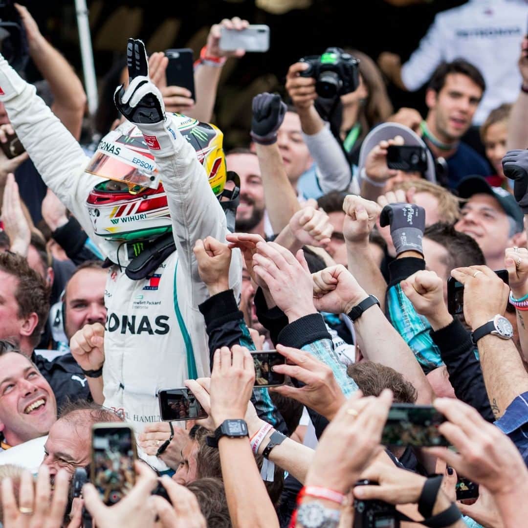 F1さんのインスタグラム写真 - (F1Instagram)「A memorable day in Sao Paulo 🇧🇷🏆  Mercedes won their fifth consecutive Constructors’ Championship at the 2018 Brazilian Grand Prix, on this day 2️⃣ years ago, as Lewis Hamilton secured his 10th victory of the season  #F1 #Formula1 @mercedesamgf1 @lewishamilton #Motorsports #OnThisDay」11月12日 1時14分 - f1