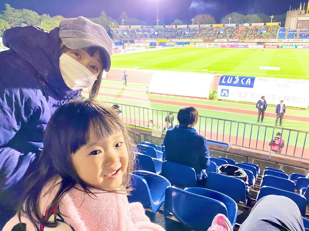 森渉さんのインスタグラム写真 - (森渉Instagram)「はじめてのサッカー観戦に行ってきました🎉娘がサッカーにどハマりしました⚽️ #岡本拓也 選手、試合後疲れてるのにお写真ありがとうございました✨ #千笑 #金田朋子 #森渉 #湘南ベルマーレ #サッカー #家族 #family #子供 #kids #娘 #子育て #育児 #育児日記 #杉山建設  #たくさん非日常を与えてあげられるようにパパは頑張る！」11月12日 1時12分 - watarumori.sports