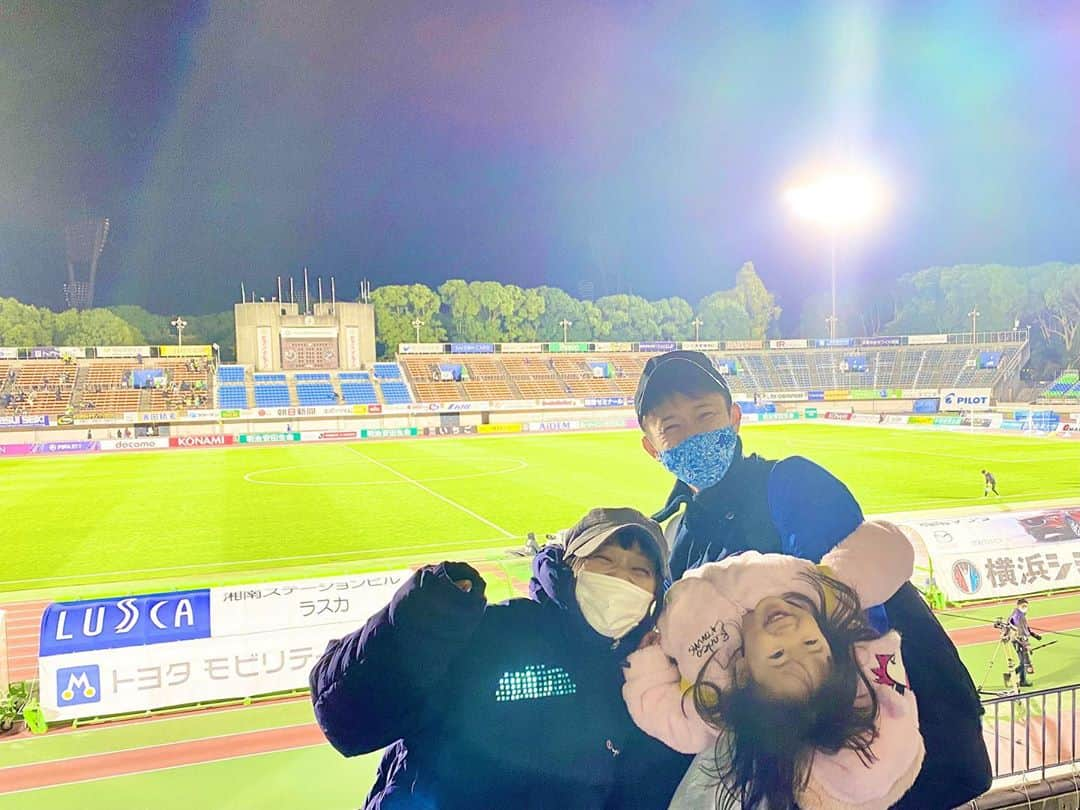 森渉さんのインスタグラム写真 - (森渉Instagram)「はじめてのサッカー観戦に行ってきました🎉娘がサッカーにどハマりしました⚽️ #岡本拓也 選手、試合後疲れてるのにお写真ありがとうございました✨ #千笑 #金田朋子 #森渉 #湘南ベルマーレ #サッカー #家族 #family #子供 #kids #娘 #子育て #育児 #育児日記 #杉山建設  #たくさん非日常を与えてあげられるようにパパは頑張る！」11月12日 1時12分 - watarumori.sports