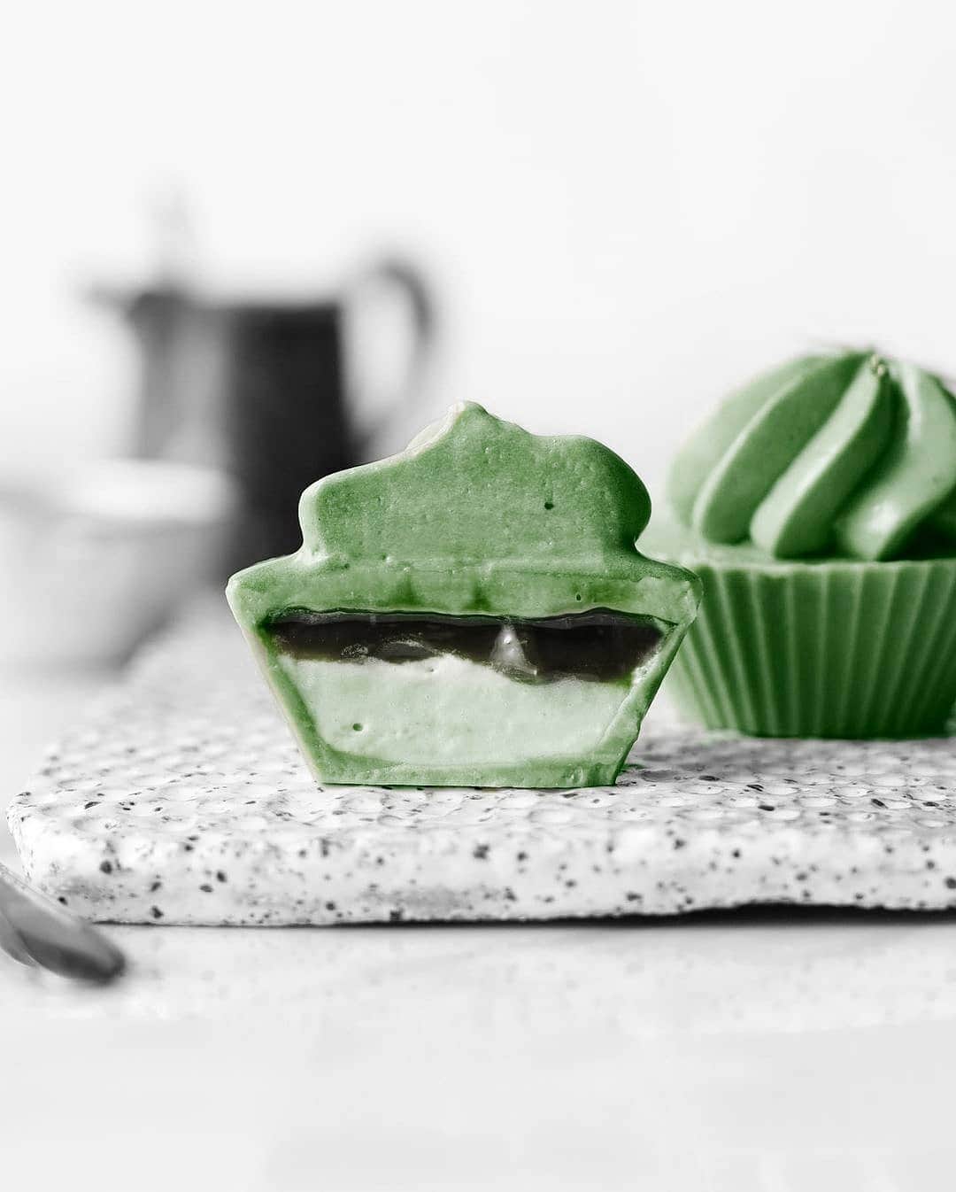 Matchæologist®さんのインスタグラム写真 - (Matchæologist®Instagram)「🙋 Hands up if these #Matcha #Chocolate #FudgeCups 🍵 have got you drooling, just like us! 😋 We cannot thank the amazing @nm_meiyee for sharing with us these beautiful little gems! . These dreamy #MatchaCreations are filled with coconut matcha fudge sauce and coconut matcha chantilly cream. 😍 . Choose @Matchaeologist Midori™ Matcha for your favourite matcha recipes – whether it’s matcha fudge cups, ice cream, lattes, or cakes! 🍵🌱 . 👉Click the link in our bio @Matchaeologist .  Matchæologist® #Matchaeologist Matchaeologist.com」11月12日 1時13分 - matchaeologist