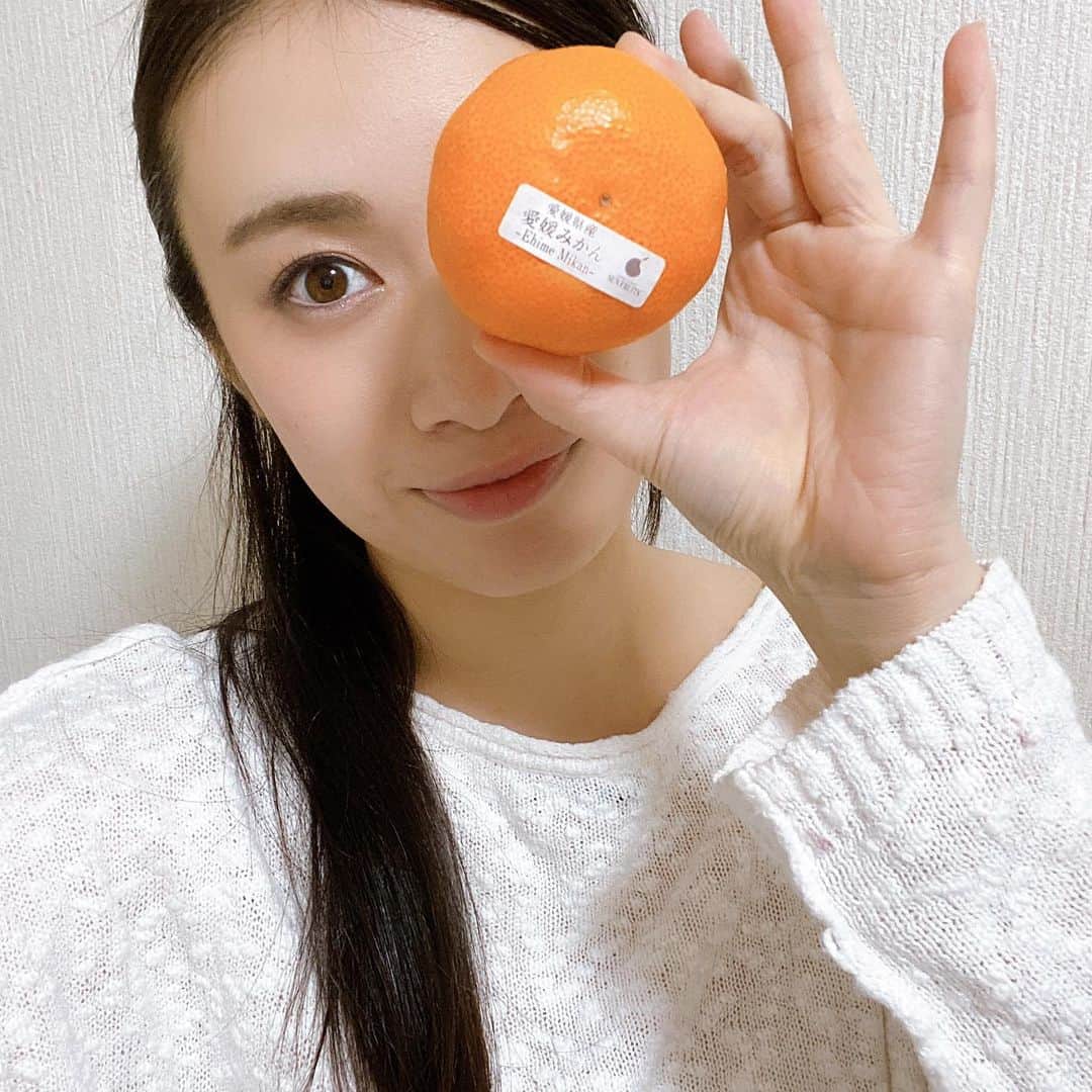 鈴木芳奈のインスタグラム：「#舞台 #死ヌ事典 2日目来てくださった皆さま、ありがとうございました！ 毎日毎日、進化していく舞台。 舞台は生き物だなほんと。 共演者の皆さんとお写真撮る時間がとれず…今日は楽屋でいただいたみかん🍊との写真を。 明日もお待ちしておりますね^ ^  #act #actor #actress」