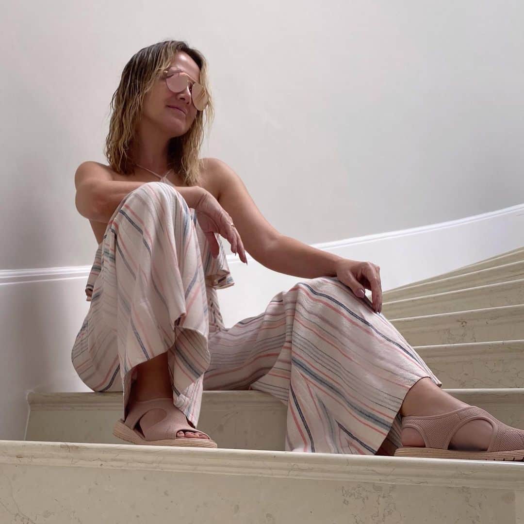 Eliana Michaelichin Bezerraのインスタグラム：「Hoje é dia de gravação e eu amo sair pro trabalho bem confortável. Aí resolvi contar pra vocês sobre essa novidade maravilhosa da Comfortflex. Pensando nesse novo momento de consumo mais consciente eles desenvolveram um calçado sustentável. É o EcoStyle e o nome já diz tudo, né? além de estiloso, ele ajuda a gente a cuidar do planeta. Por exemplo, o solado com 77% de materiais de origem sustentável e fibra de bambu.Eu amei de paixão essa iniciativa! E se você quiser conhecer esse e outros produtos da Comfortflex, é só acessar: www.lojacomfortflex.com.br #conforto #comfortflex #ad #lookdodia」