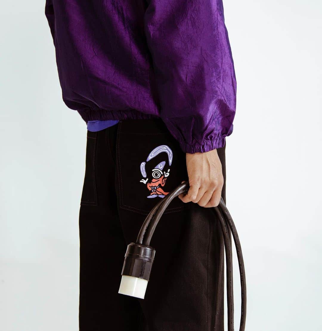 サキャスティックさんのインスタグラム写真 - (サキャスティックInstagram)「@insomniacltd FALL 2020  Orbital Pullover Purple Lightweight nylon shell pullover anorak style, half zip detail, knit rib detail collar, cuffs, & jacket bottom, front pouch pocket with zipper closure, 3-D reflective logo patch.  Wizard Denim Overdyed 12oz cotton bull denim, baggie fit, embroidered logo on back pocket.」11月12日 1時07分 - paultbythesea