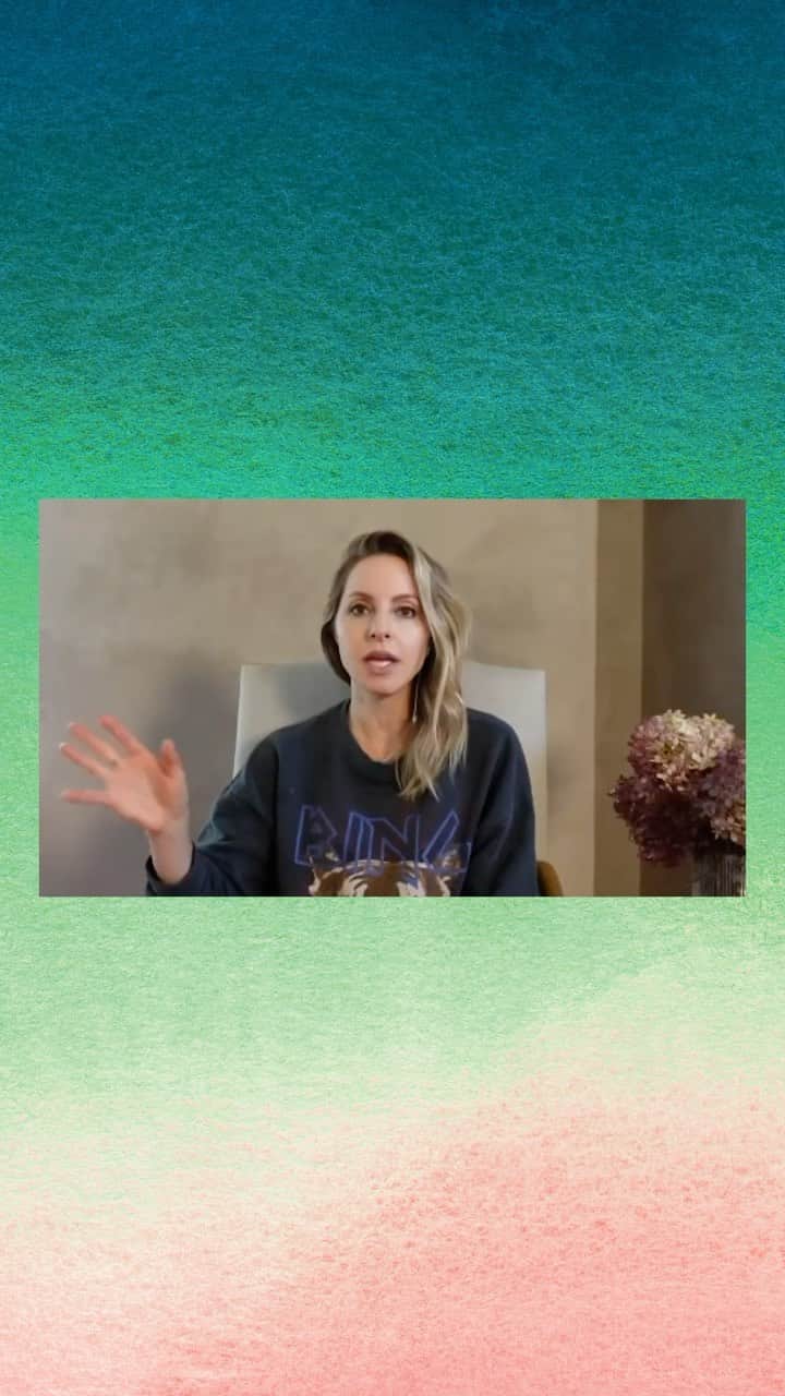 ファーン・コットンのインスタグラム：「Have you listened to this episode yet? I’ve received so much wonderful feedback from this conversation so thanks so much if you commented, shared this episode with friends or messages me. For me this chat was game changing in many ways. I’ve been a fan of @gabbybernstein for a long time and followed her work eagerly so it was an opportunity to pick her wonderful brain and explore subjects that I still feel confused by. She did not disappoint and she did indeed GO BIG! Gabby we love you  @happyplaceofficial」