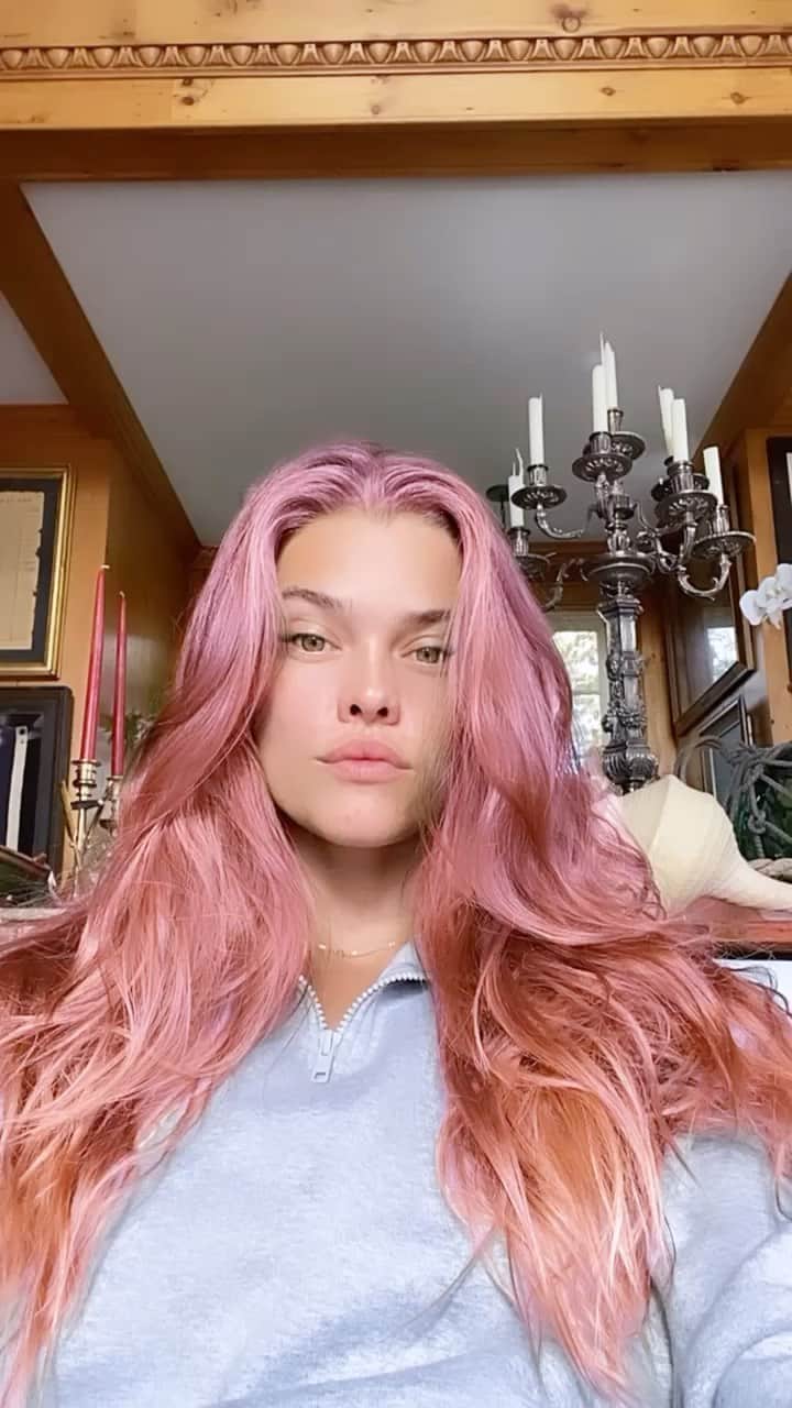 ニーナ・アグダルのインスタグラム：「Just on the couch living out my teenage hair dreams 💗🖤🤍🧡💜」