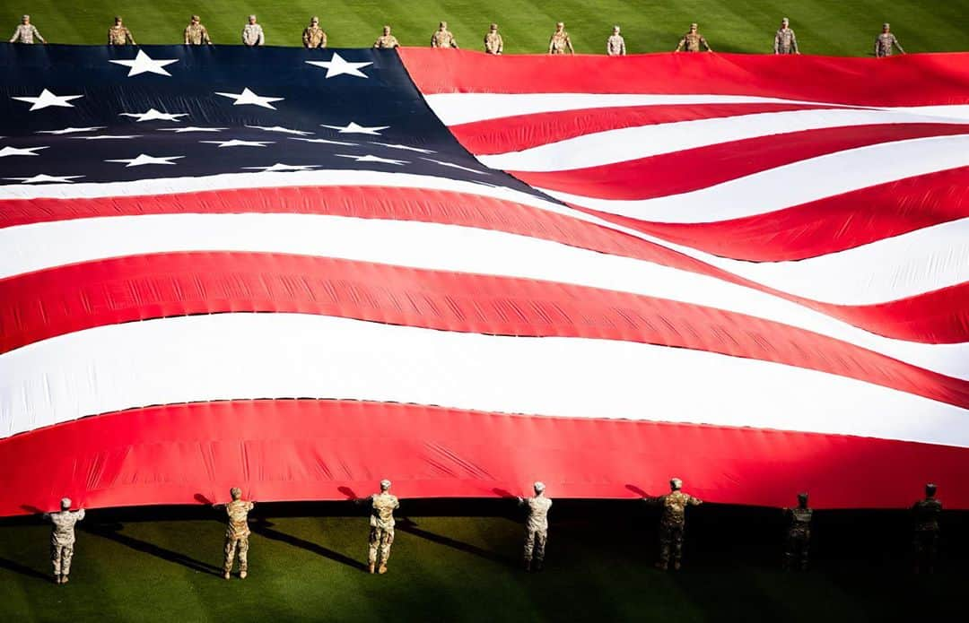 テキサス・レンジャーズさんのインスタグラム写真 - (テキサス・レンジャーズInstagram)「Home of the free, because of the brave.   THANK YOU to all who have served our country. #VeteransDay 🇺🇲」11月12日 1時11分 - rangers