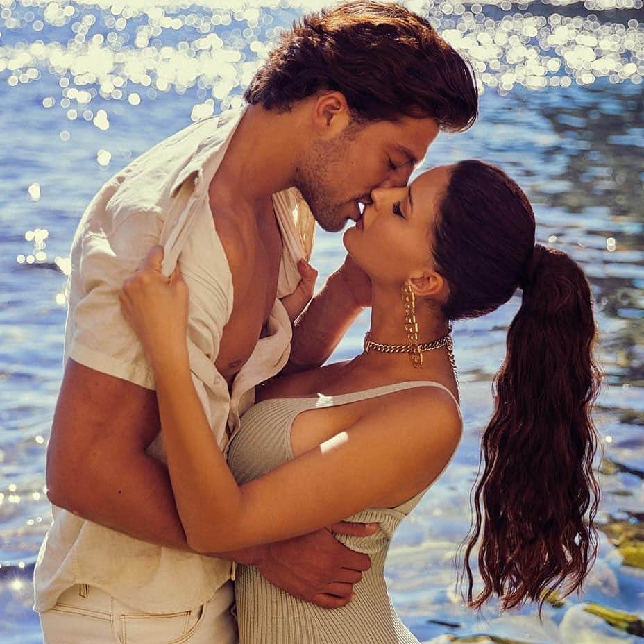 ゲスのインスタグラム：「love story in sicily 🤎✨ a sneak peak of the spring ‘21 campaign captured by @vicoolyasaida #LoveGUESS」