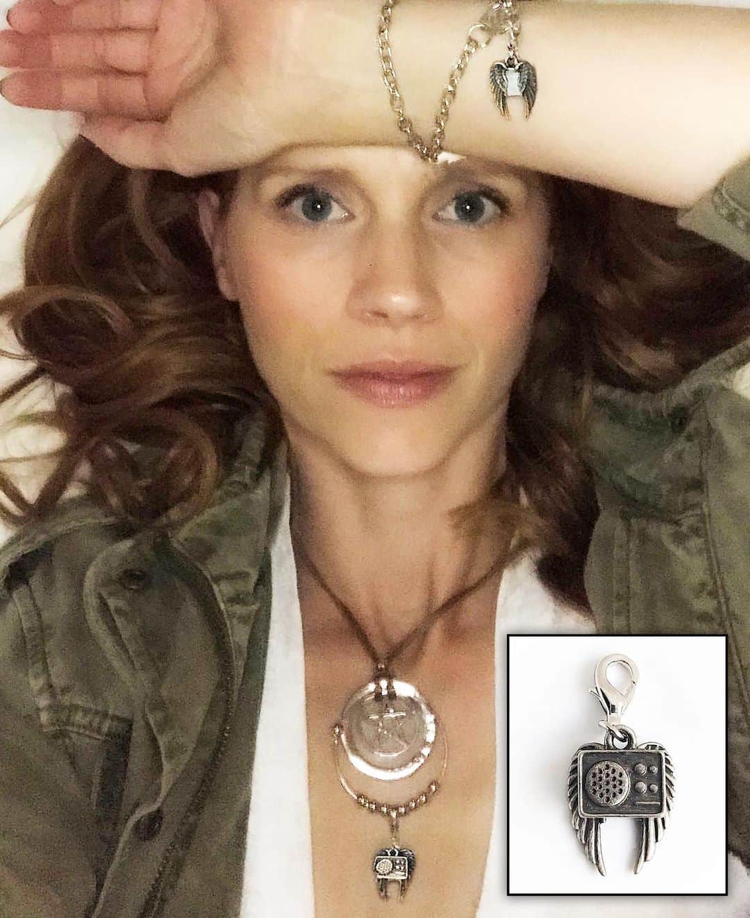 ジュリー・マクニヴンのインスタグラム：「I hear my charms are almost sold out!  Thank you so much for your support, @kif1a is a cause close to my heart. It was started by my friends Luke and Sally to help find a cure for their child's genetic difference & for others like her. Get yours at @shopstands to help benefit this great cause. Link in insta bio. ❤️ #angelradio  #spnfamily」