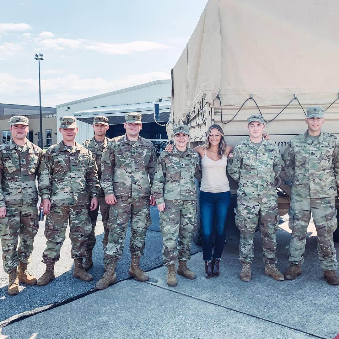 ジャナ・クレイマーさんのインスタグラム写真 - (ジャナ・クレイマーInstagram)「I was lucky enough to be able to work with these soldiers on my last film.  I heard some of their stories and I thanked them over and over for everything they are doing for us so we can live our dreams and be free. Thank you to the veterans who have fought for our country and to the ones lost I pray for your families today. One of the main reasons I took this last movie was because of how they payed tribute to veterans. I can’t imagine not being home with my family yet so many serving now and veterans weren’t able to be home for the holidays. We honor y’all tonight as we re air “A welcome Home Christmas” tonight on @lifetimetv. For those of you that watch I hope you realize how lucky we all are to be with our loved ones. #veterans #happyveteransday」11月12日 1時21分 - kramergirl