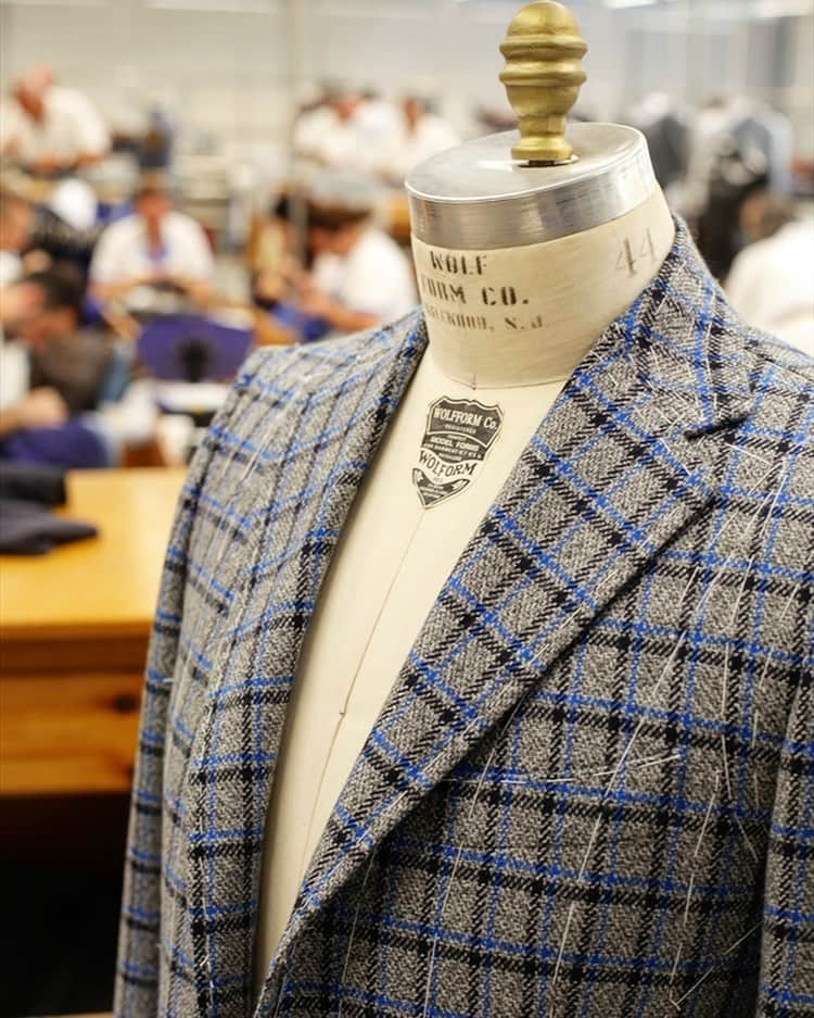 チェザーレ アットリーニさんのインスタグラム写真 - (チェザーレ アットリーニInstagram)「Live from our Casalnuovo sartoria!  Our master tailors are continuing, with the same passion as ever, to hand-sew your tailored jackets!  Find out more about our fall-winter timeless elegance inspirations on www.cesareattolini.com . . . #CesareAttolini  #TimelessElegance  #CesareAttoliniNapoli #Attolini#menstyle#menswear #tailor#tailored #bespoke#luxurywear#luxury #gentleman#madebyhand#monsieur #style#tailoring#craftsmanship#madeinitaly#sartorial #sartoria#brillaperilgusto#styleinspiration#jacket #sprezzatura#shirt #tie #suit#dapper」11月12日 1時16分 - cesareattolininapoli