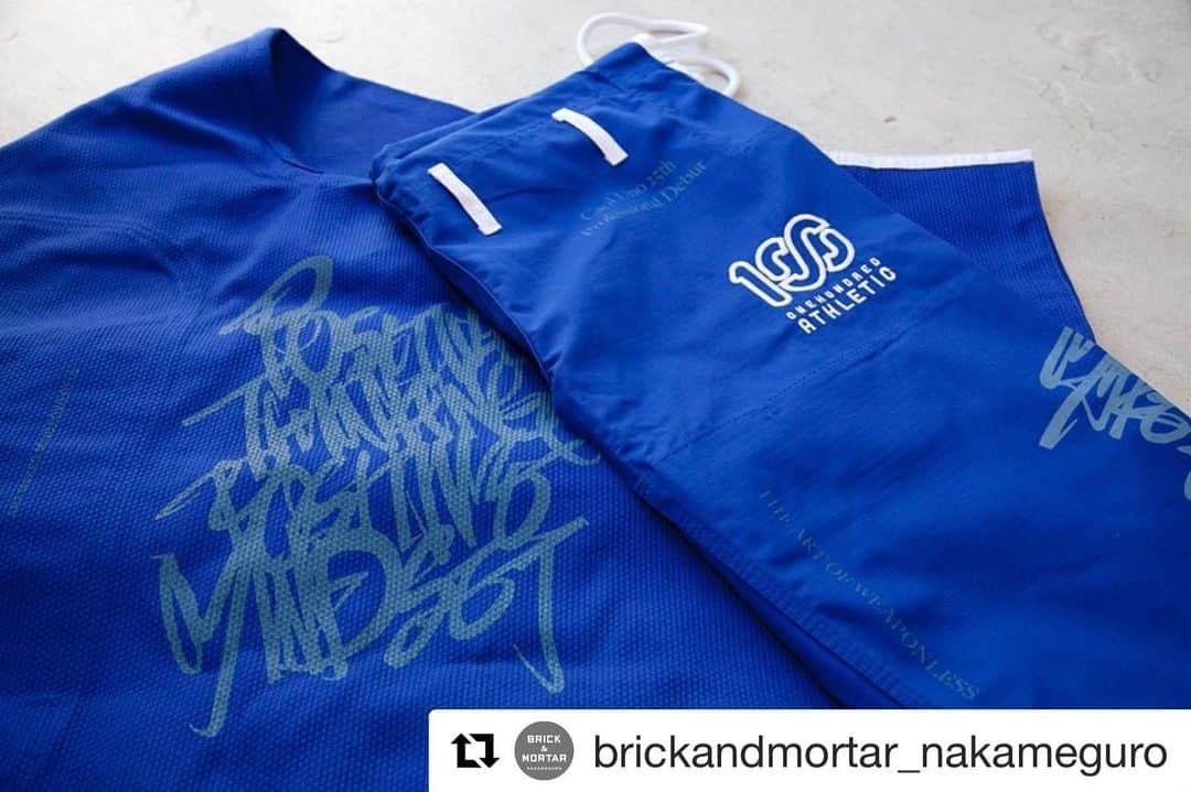 宇野薫さんのインスタグラム写真 - (宇野薫Instagram)「限定1着です‼︎  #Repost @brickandmortar_nakameguro with @get_repost ・・・ . . Caol UnoJiu-Jitsu Gi Art Exhibitionの特設サイトに、アーティスト 村上周が手掛けた柔術着をベースにしたアート作品の新作をアップいたしました。  100A BJJ KIMONO BLUE × 村上周 【A1L】  店舗でのエキシビションは終了しておりますが、一部予約商品とアート作品に関しては、引き続き特設ECサイトにてご購入頂けます。  是非ご覧くださいませ。 https://caol-uno-exhibition.stores.jp . . . #宇野薫 #村上周 #小菅くみ #五木田智央 #ノルベルトルーベン #カミノゲ #リーバイス #富士フイルム #柔術 #総合格闘技 #宇野薫商店 #caoluno #amanemurakami #kumikosuge #tomoogokita #norbertoruben #kaminoge #levis #fujifilm #walldecor #bjj #jiujitsu #mma #grappling #holyshit #brickandmortar #brickandmortarnakameguro #smallgallery」11月12日 1時19分 - caoluno