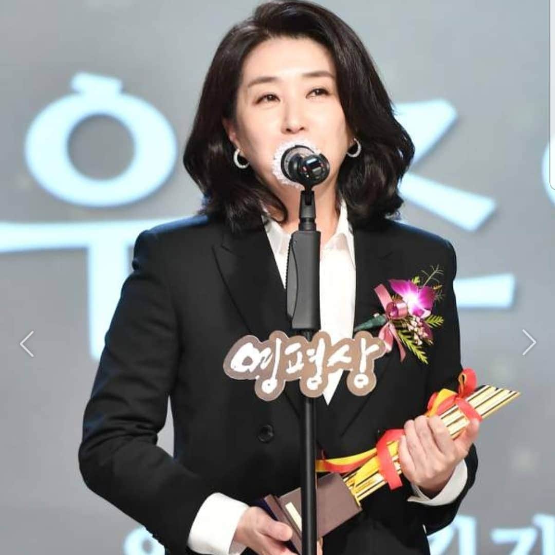 キム・ミギョンさんのインスタグラム写真 - (キム・ミギョンInstagram)「제40회 영평상 시상식. 뜻밖의 큰 상을 받았습니다. 모녀로 호흡을 맞췄던 정유미양과 함께 수상을 해서  더 기쁘고 행복합니다^^  감사합니다 ❤❤」11月12日 1時30分 - kim_mee_kyung