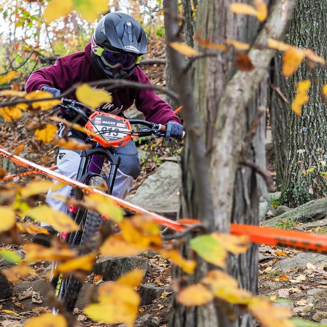 Fuji Bikesさんのインスタグラム写真 - (Fuji BikesInstagram)「13-year-old @jackmmckinney tackled his first downhill race aboard his Fuji Auric LT! Read about his experience and how the Auric performed at the link in our bio. #downhill #mountainbiking #downhillmtb #downhillmountainbiking」11月12日 1時23分 - fujibikes