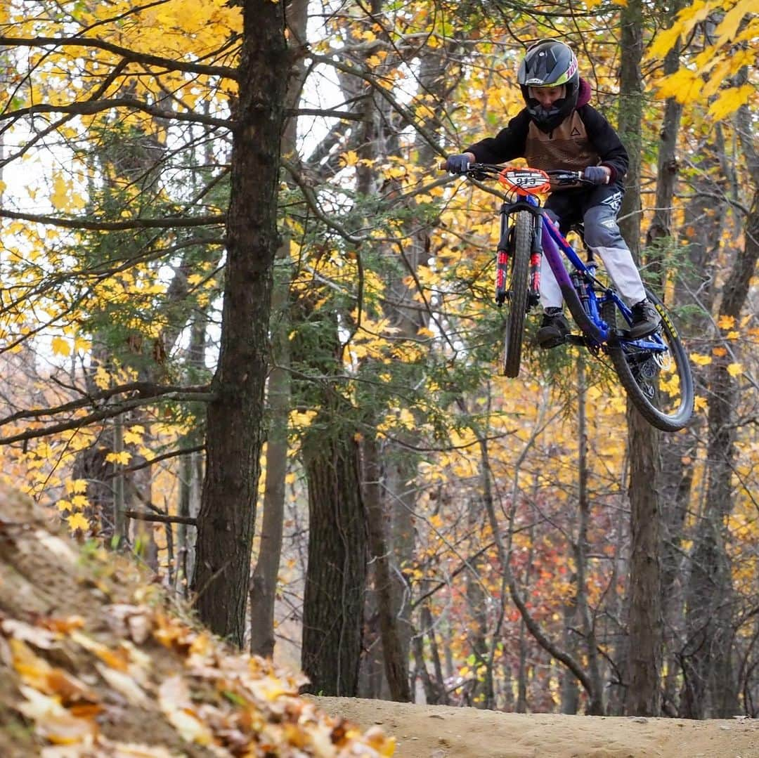 Fuji Bikesさんのインスタグラム写真 - (Fuji BikesInstagram)「13-year-old @jackmmckinney tackled his first downhill race aboard his Fuji Auric LT! Read about his experience and how the Auric performed at the link in our bio. #downhill #mountainbiking #downhillmtb #downhillmountainbiking」11月12日 1時23分 - fujibikes