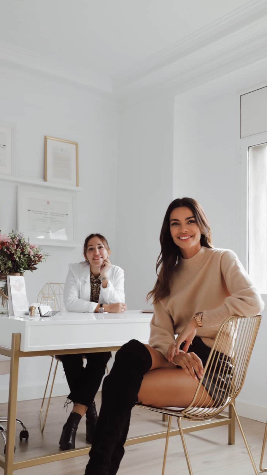 ジョアナ・サンスのインスタグラム：「Pues yo, como el 99% de las mujeres (el 1% restante son de otro planeta), tengo celulitis. Hay maneras de llevarla mejor... Porque eliminarla de forma definitiva, tengo claro que no existe. El alcohol, la bollería industrial, los fritos, las salsas, los anticonceptivos, la falta de ejercicio o ejercicio poco focalizado en las zonas que nos molestan... Son algunos de los factores más influyentes en la celulitis. La mesoterapia es mi tratamiento favorito de cara a los desfiles de baño, ya que es cuando más necesito que la piel se vea bonita. Normalmente mi alimentación no es la más sana ni la mejor a seguir... Me gusta la comida con salsas, sal, aceite... No en exceso, pero con gracia. Mi gastronomía favorita es la Italiana, por lo que es bastante común en mi cenar pasta a la puttanesca, lasaña, pizza... Digo cenar porque me hace feliz cenar rico para dormir rico 🦦 También me gusta tomarme mis vinos, tanto sola como acompañada... O algún que otro margarita. No me gustan los postres, eso si que tengo bueno😝  Lo único así dulce que me gusta son las galletas príncipe para merendar. Por otro lado, hago deporte como si no hubiera un mañana y bebo mucha agua/té. No me puedo quejar de tener buena genética pero si que me quejo de la celulitis, lo que no estoy dispuesta a renunciar a las cositas que me gustan por tener una piel divina los 365 días del año.  Así que bueno, a lo que iba💁🏽‍♀️ En época de desfiles de baño intento “renunciar” a esas cositas que me gustan y cuidarme al 100%, sumándole los tratamientos de @dra.veronicasosaviain para combatir la grasa localizada, retención de líquido y además dar firmeza a la piel con los cócteles que me prepara de Silicio + Vitamina C. Antes de hacer la mesoterapia en el glúteo/piernas, me pone los electrodos que trabajan los músculos desde dentro🍑Así los fortalezco de manera diferente, desde dentro para fuera, combinándolo con gimnasio que los trabaja de fuera para dentro.  Para tener el mejor resultado, me lleva unas 3-4 semanas... Pero le doy tacón a la pasarela bien subida de autoestima.   Pd: Luego me voy de vacaciones a hacer la vida de morsa y se va al carajo todo el esfuerzo de una🤭」