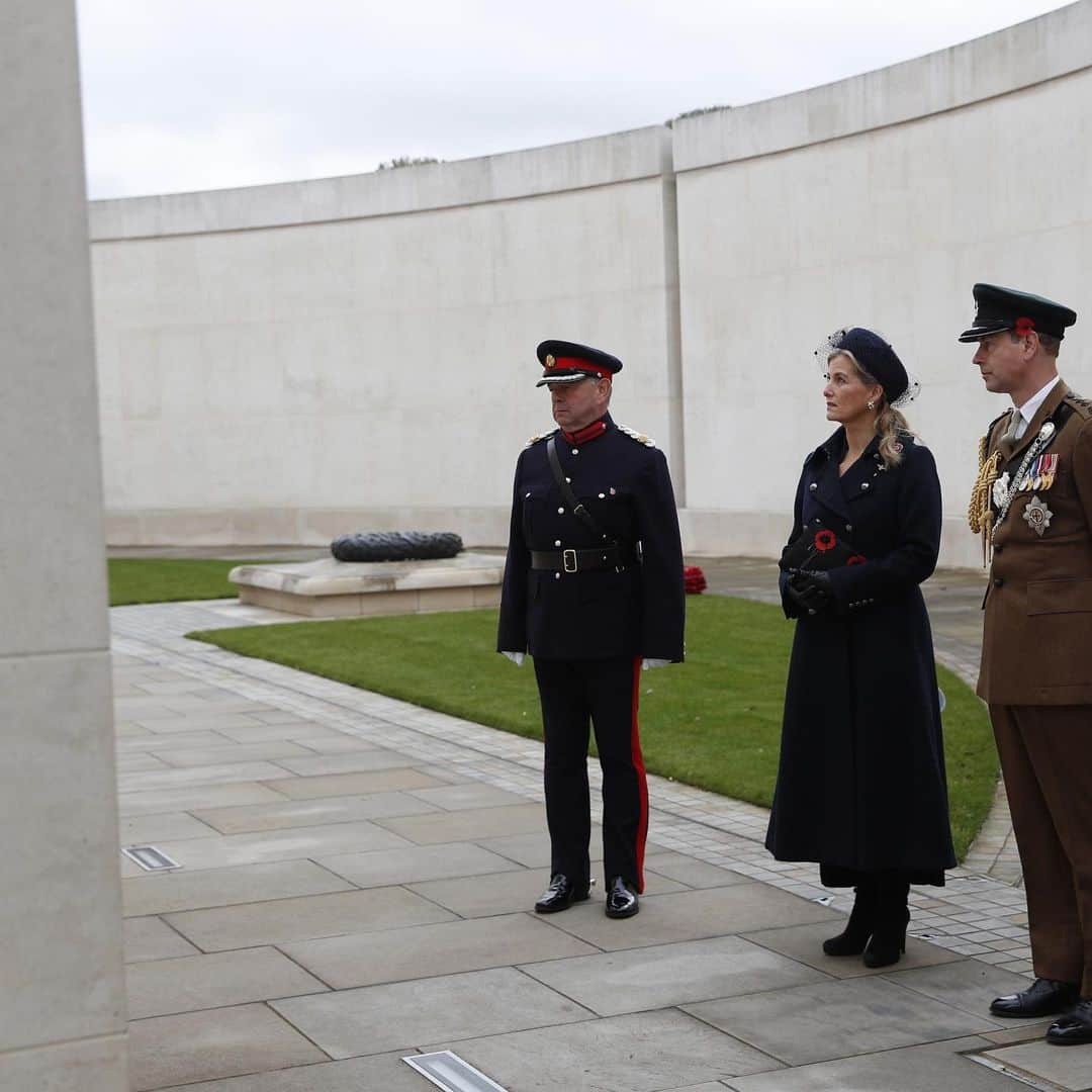 ロイヤル・ファミリーさんのインスタグラム写真 - (ロイヤル・ファミリーInstagram)「Today on #ArmisticeDay, The Earl and Countess of Wessex attended a Service of Remembrance @Nat_Mem_Arb.   Their Royal Highnesses laid wreaths at the Armed Forces Memorial in a tribute to all those who have given their lives in service to their country.   The @Nat_Mem_Arb in Staffordshire is the UK’s year-round Centre for Remembrance, recognising service and sacrifice.  Their Royal Highnesses also viewed the names of the fallen on the Armed Forces Memorial in a moment of reflection.   📸 PA / @nat_mem_arb」11月12日 1時29分 - theroyalfamily