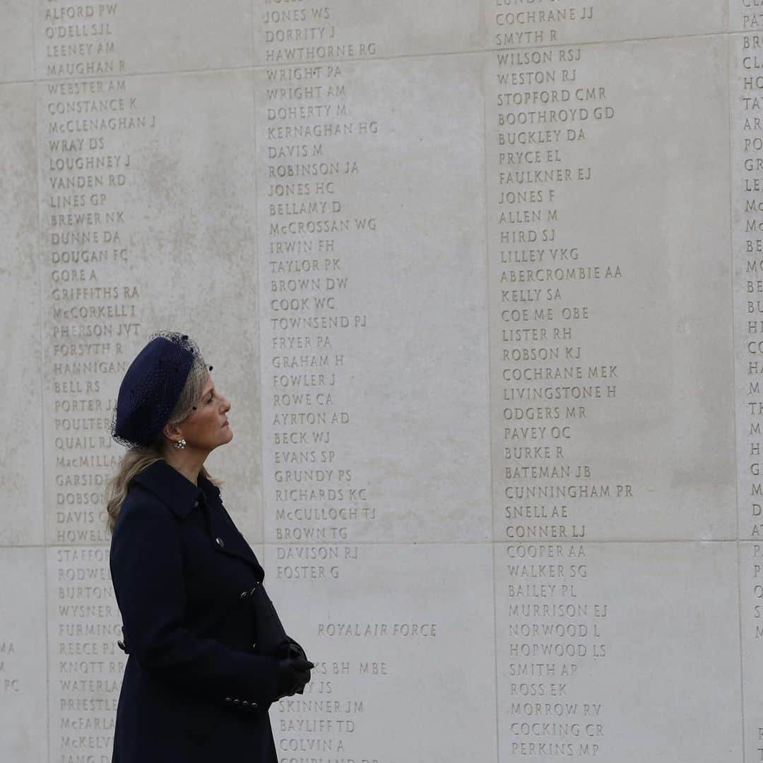 ロイヤル・ファミリーさんのインスタグラム写真 - (ロイヤル・ファミリーInstagram)「Today on #ArmisticeDay, The Earl and Countess of Wessex attended a Service of Remembrance @Nat_Mem_Arb.   Their Royal Highnesses laid wreaths at the Armed Forces Memorial in a tribute to all those who have given their lives in service to their country.   The @Nat_Mem_Arb in Staffordshire is the UK’s year-round Centre for Remembrance, recognising service and sacrifice.  Their Royal Highnesses also viewed the names of the fallen on the Armed Forces Memorial in a moment of reflection.   📸 PA / @nat_mem_arb」11月12日 1時29分 - theroyalfamily